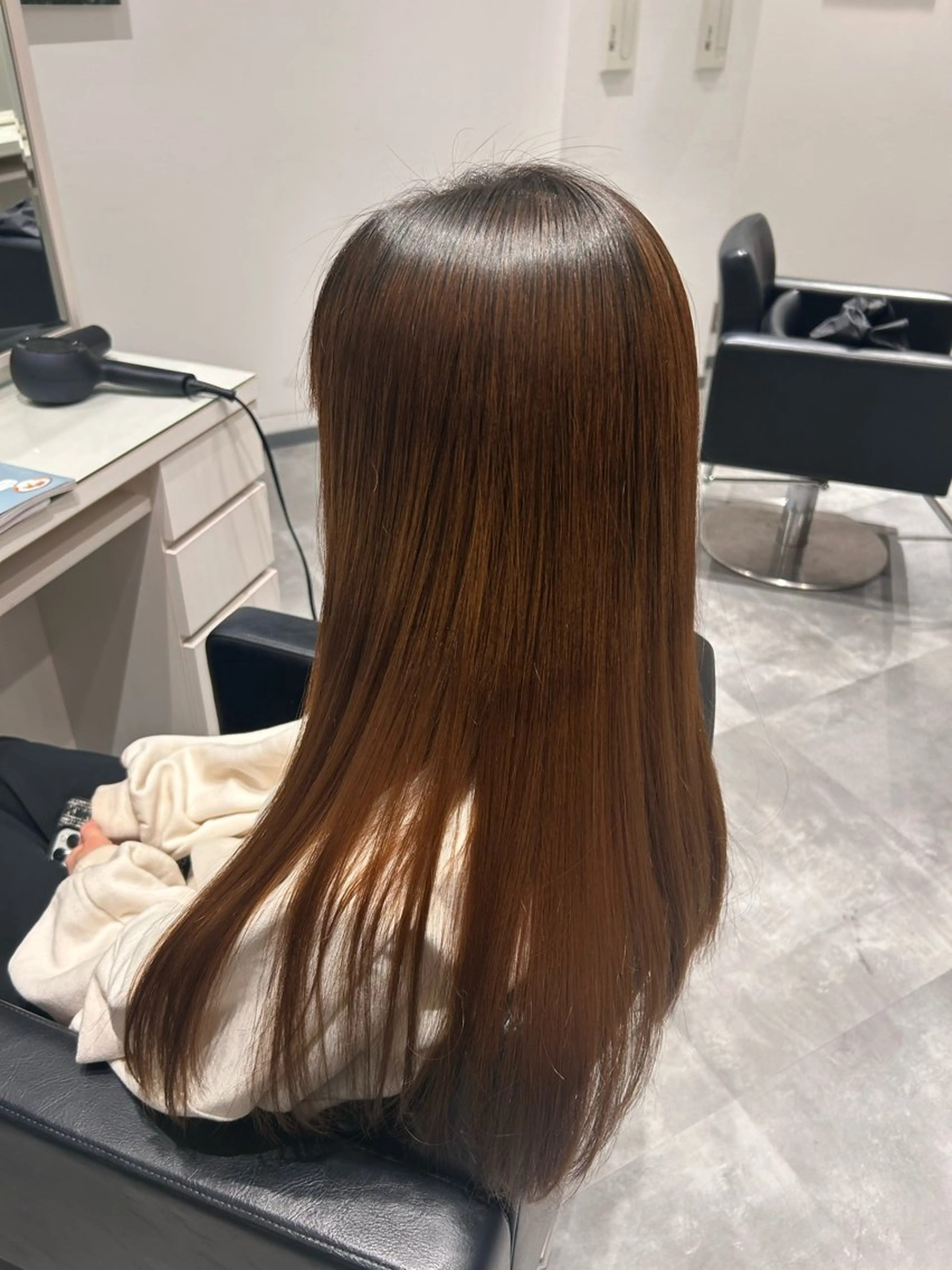 カラー メッシュ 白岩 君予のヘアスタイル