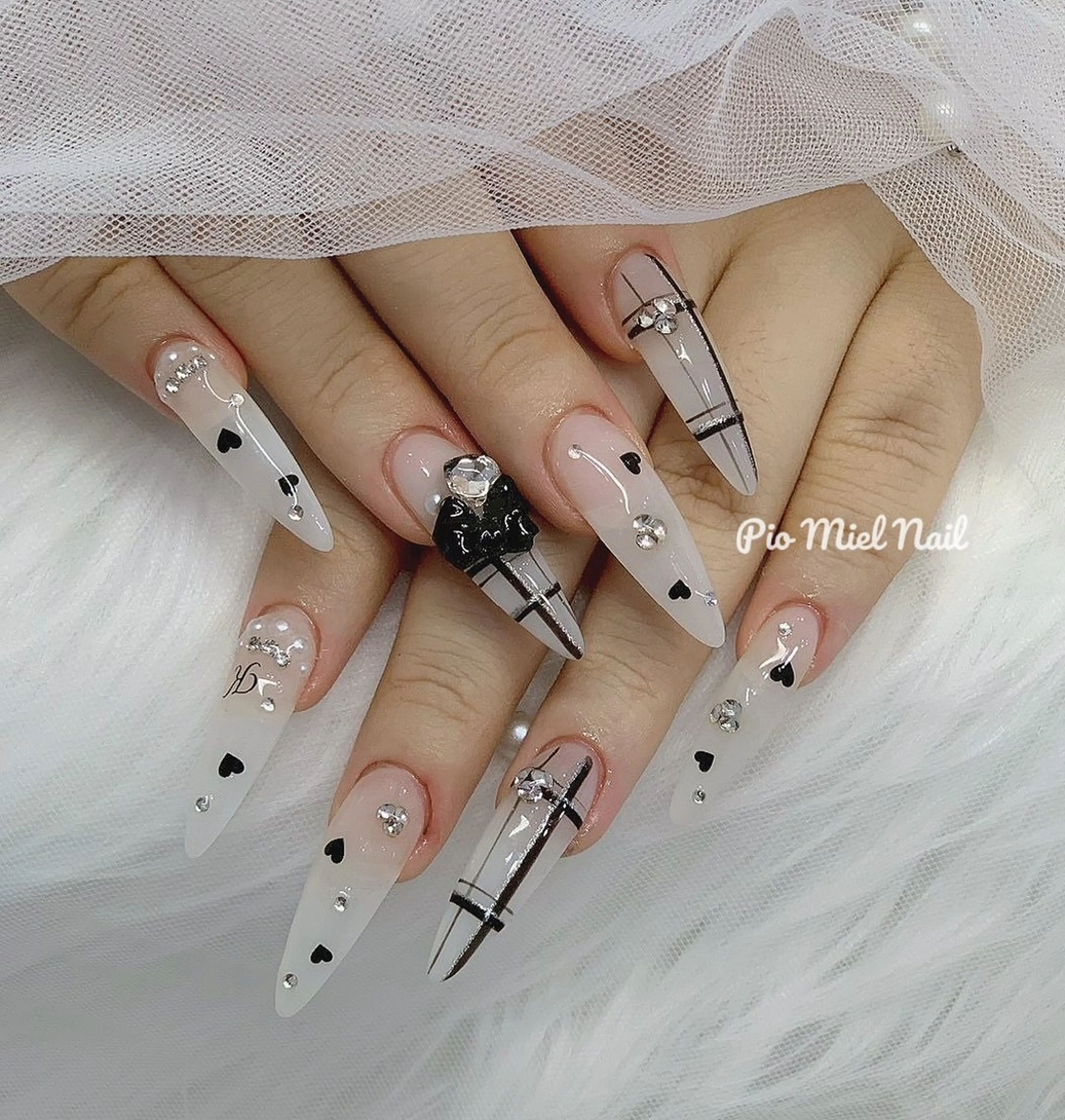 セミロング ハンドネイル Pio Mielのネイルデザイン