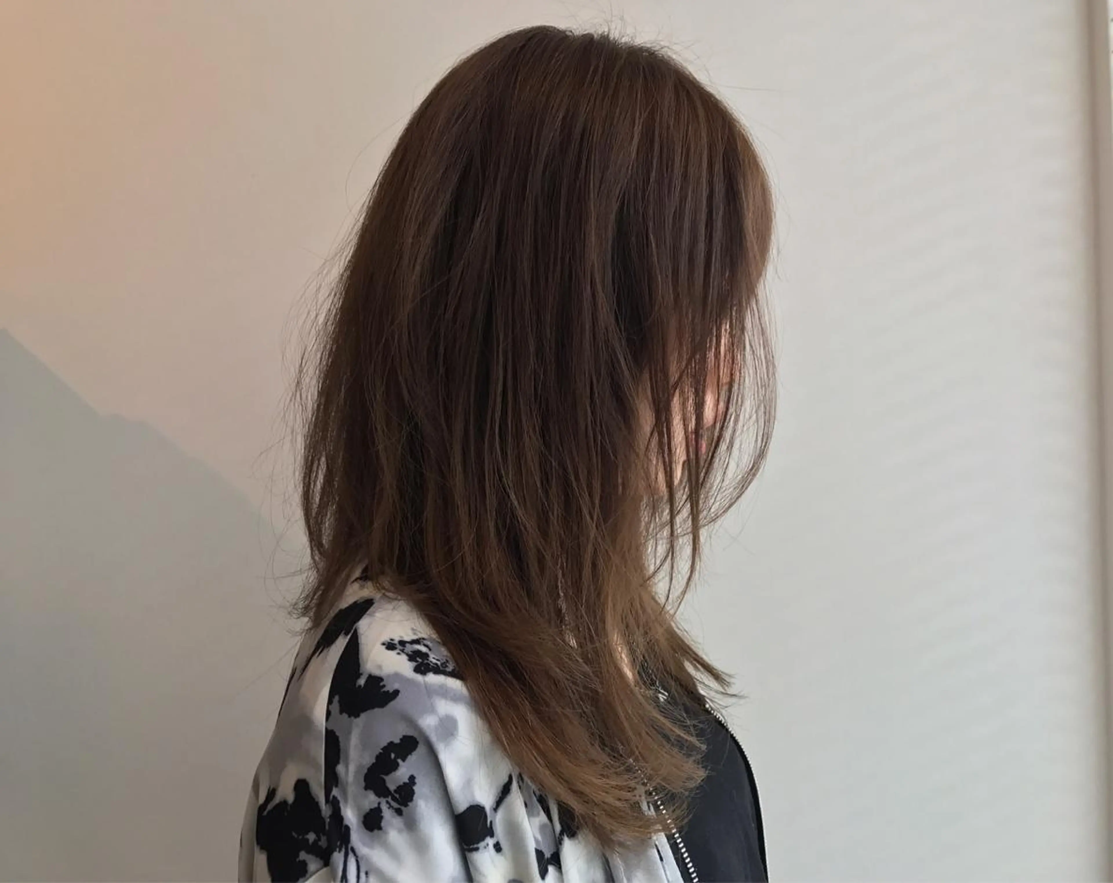 セミロング カラー アッシュ アッシュグレー 佐伯 彰太のヘアスタイル