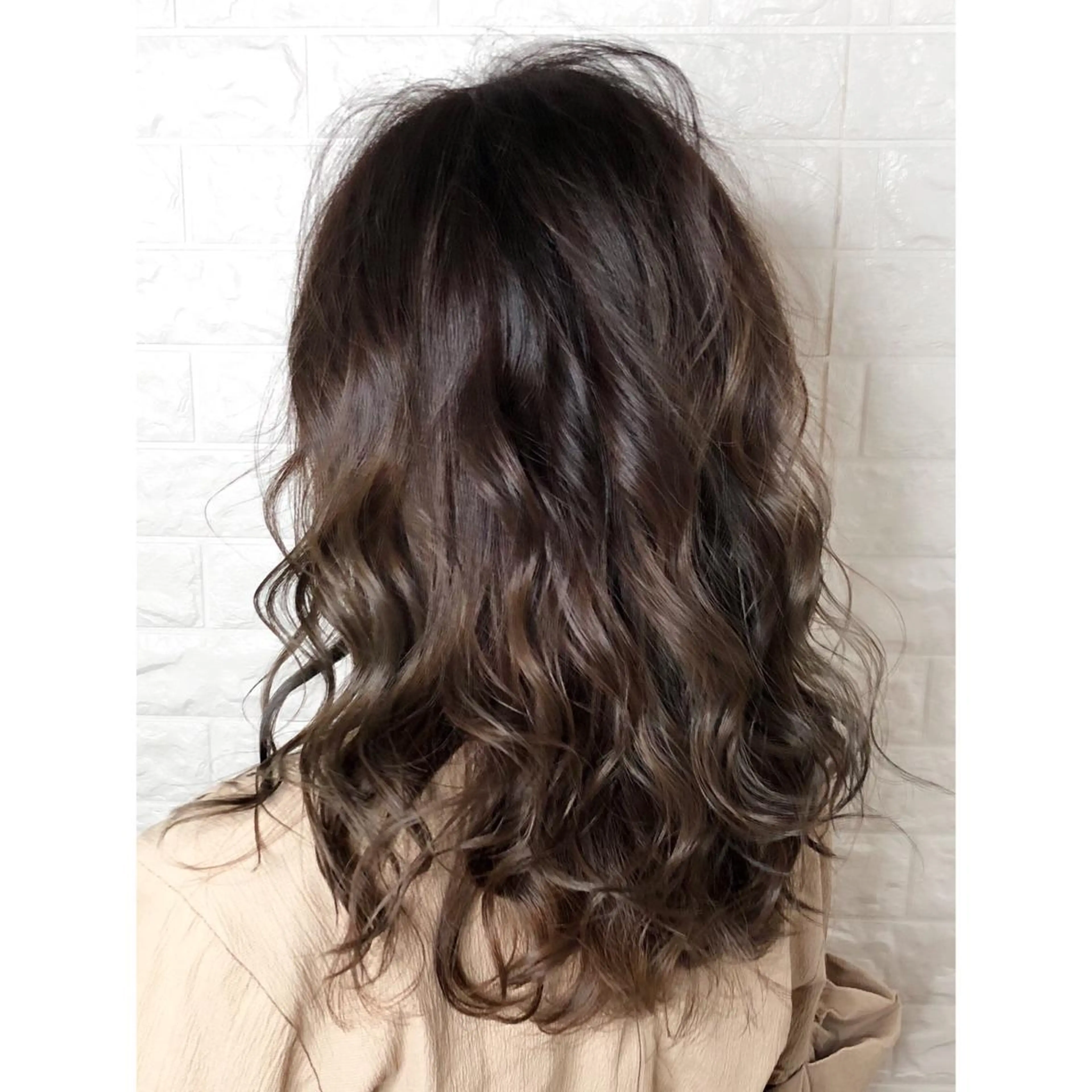 ミディアム カラー ベージュカラー ブラウンカラー ブラウンベージュ 透明感カラー グラデーションカラー KIZU 髪質改善 オカルト怪談のヘアスタイル
