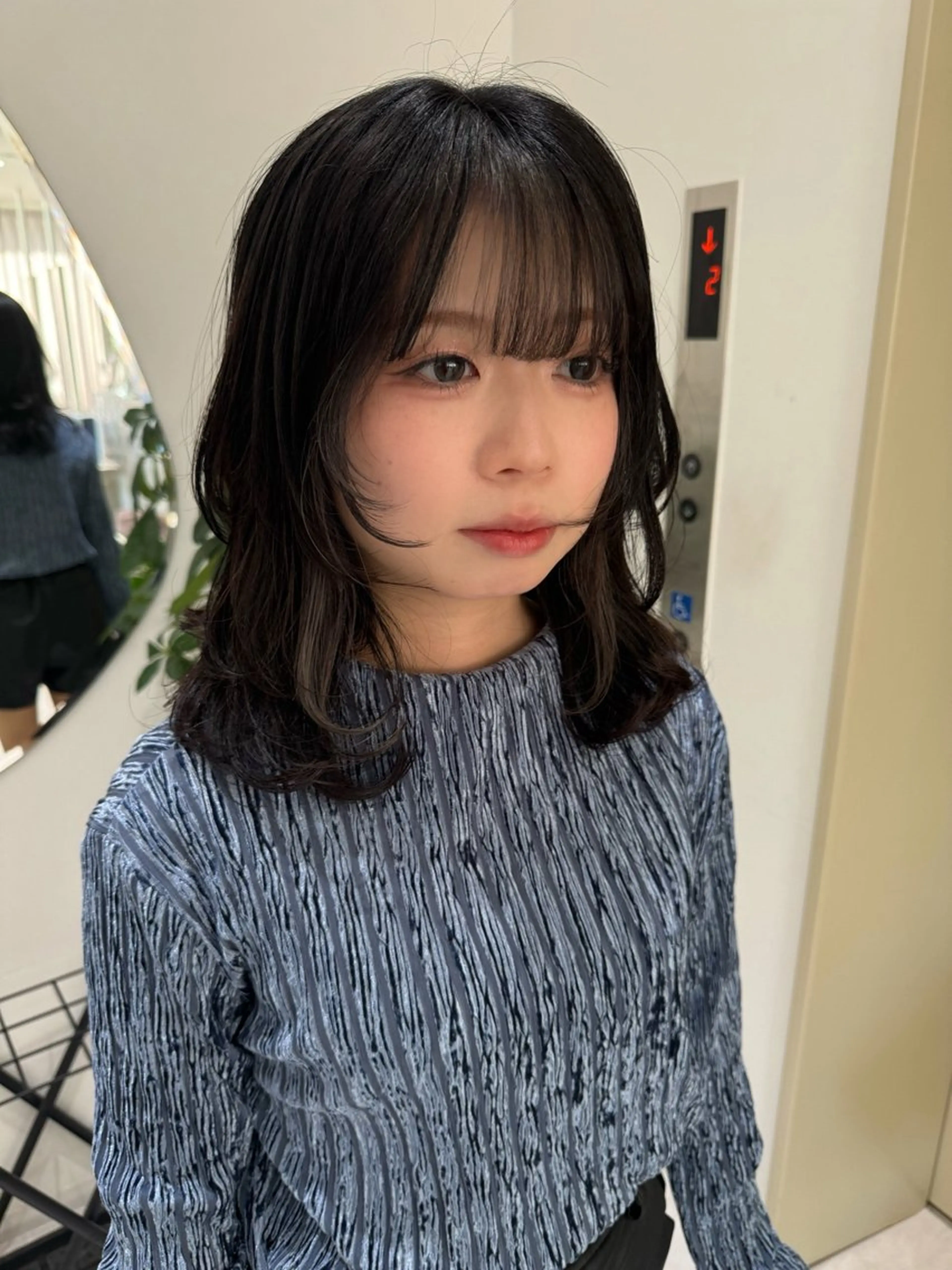 ミディアム ウルフカット 透け 艶感カラー齊木 勇人のヘアスタイル