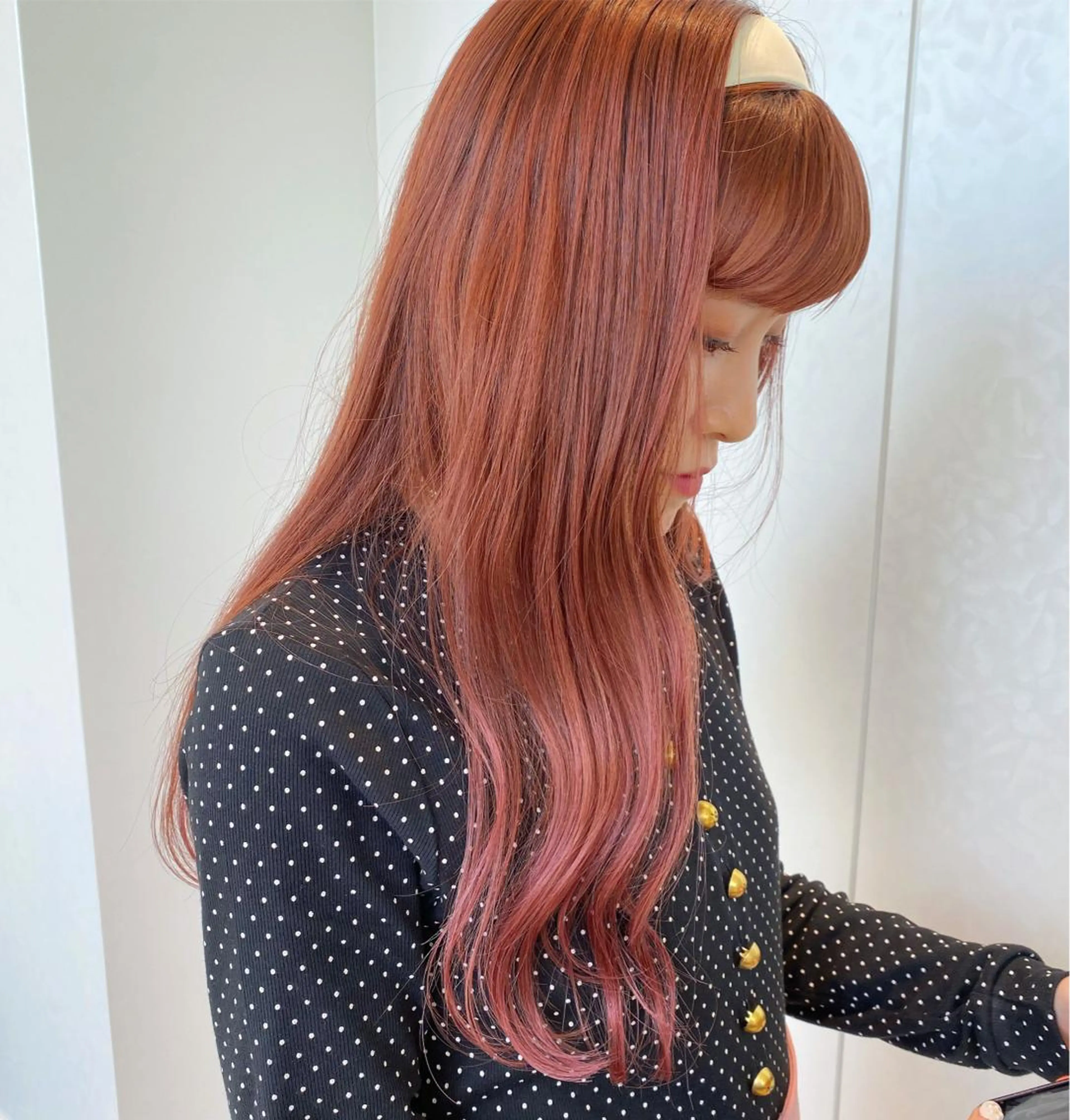ロング カラー ベージュカラー ブリーチ ブリーチなしカラー ピンクカラー ピンクベージュ ブリーチなしカラー レイヤーカットのヘアスタイル
