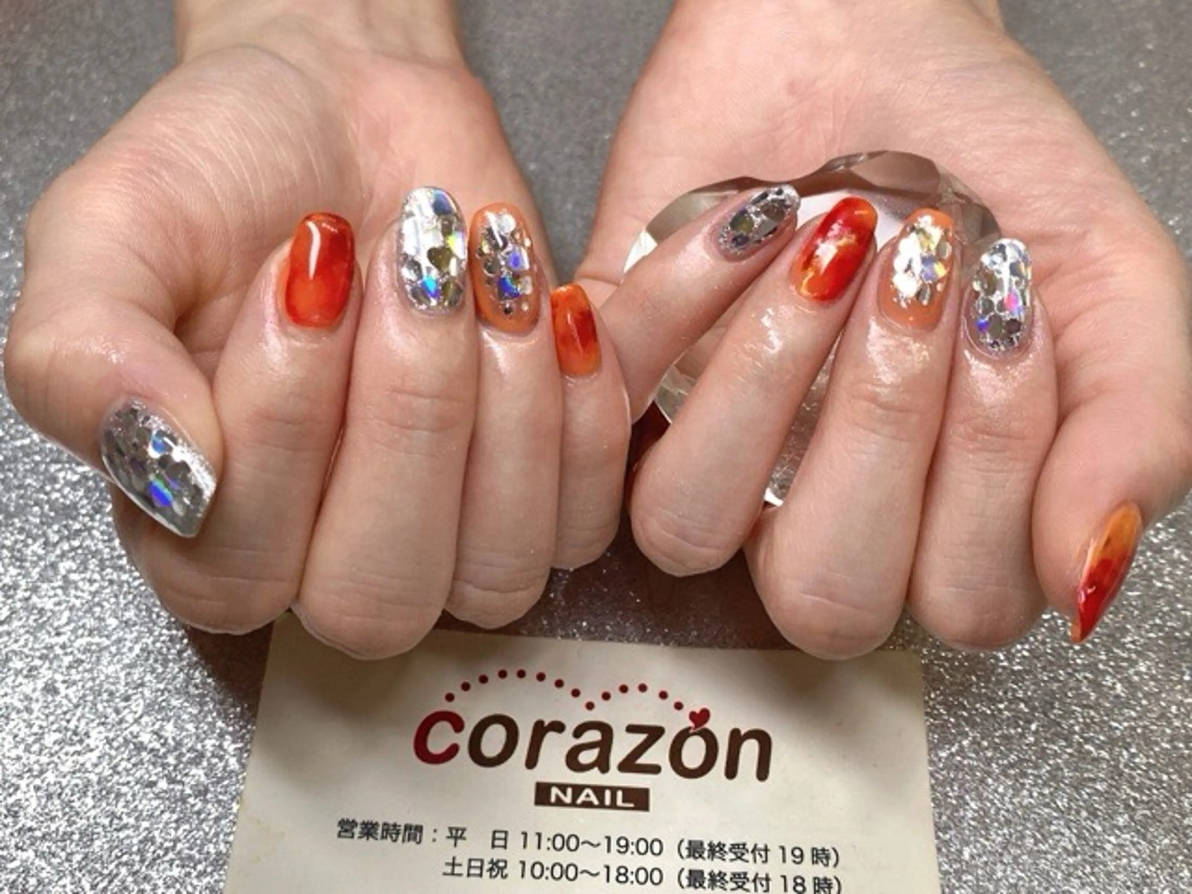 ネイル ホログラムネイル ラメ(グリッター) ニュアンスネイル オレンジ シルバー ハンドネイル ハンドケア corazon所属・ネイリスト aicoのネイルデザイン