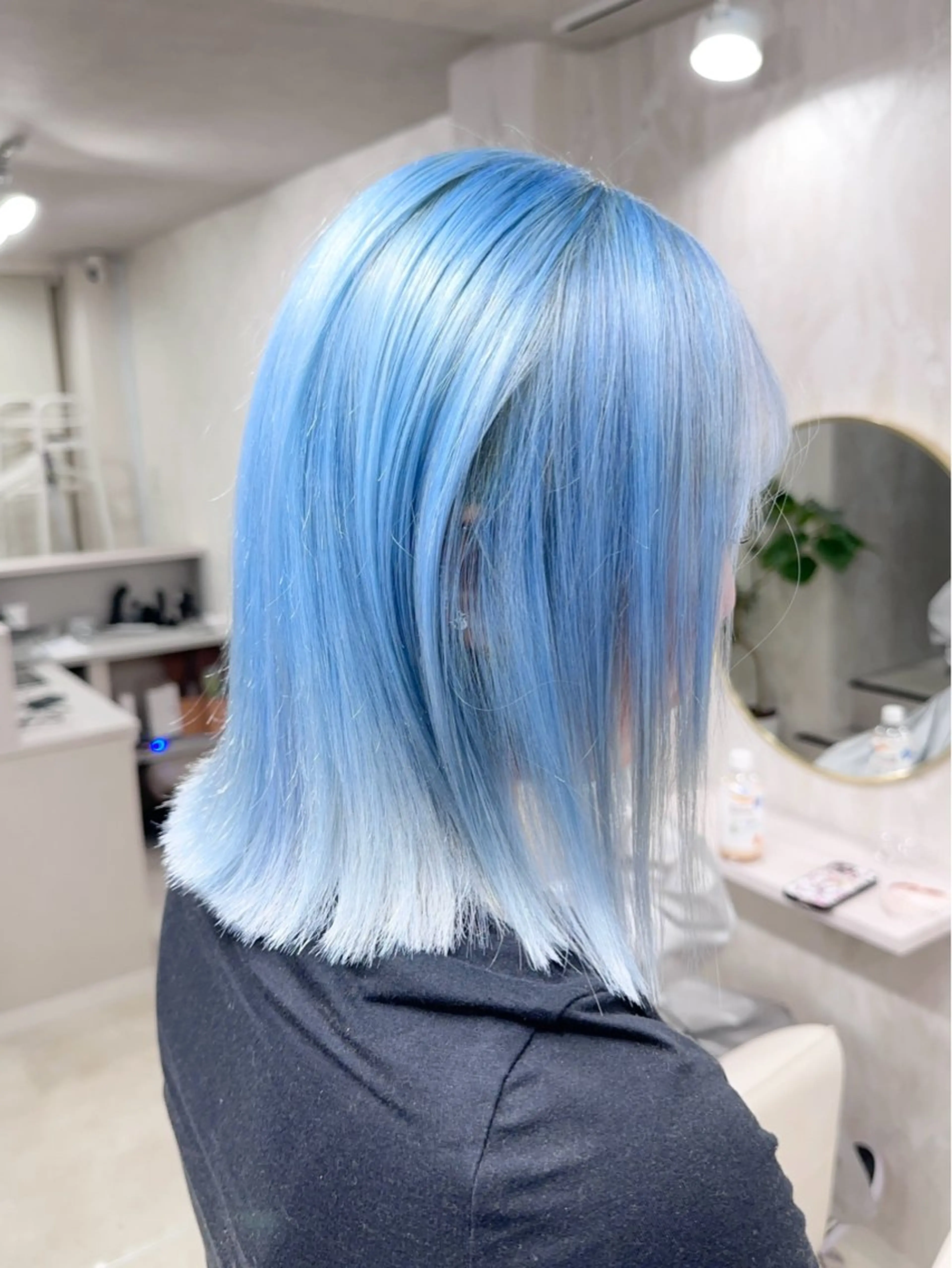 ミディアム ボブ ヘアカラー 前髪カット🩶レイヤ ー🩶ハイトーン🩶のヘアスタイル