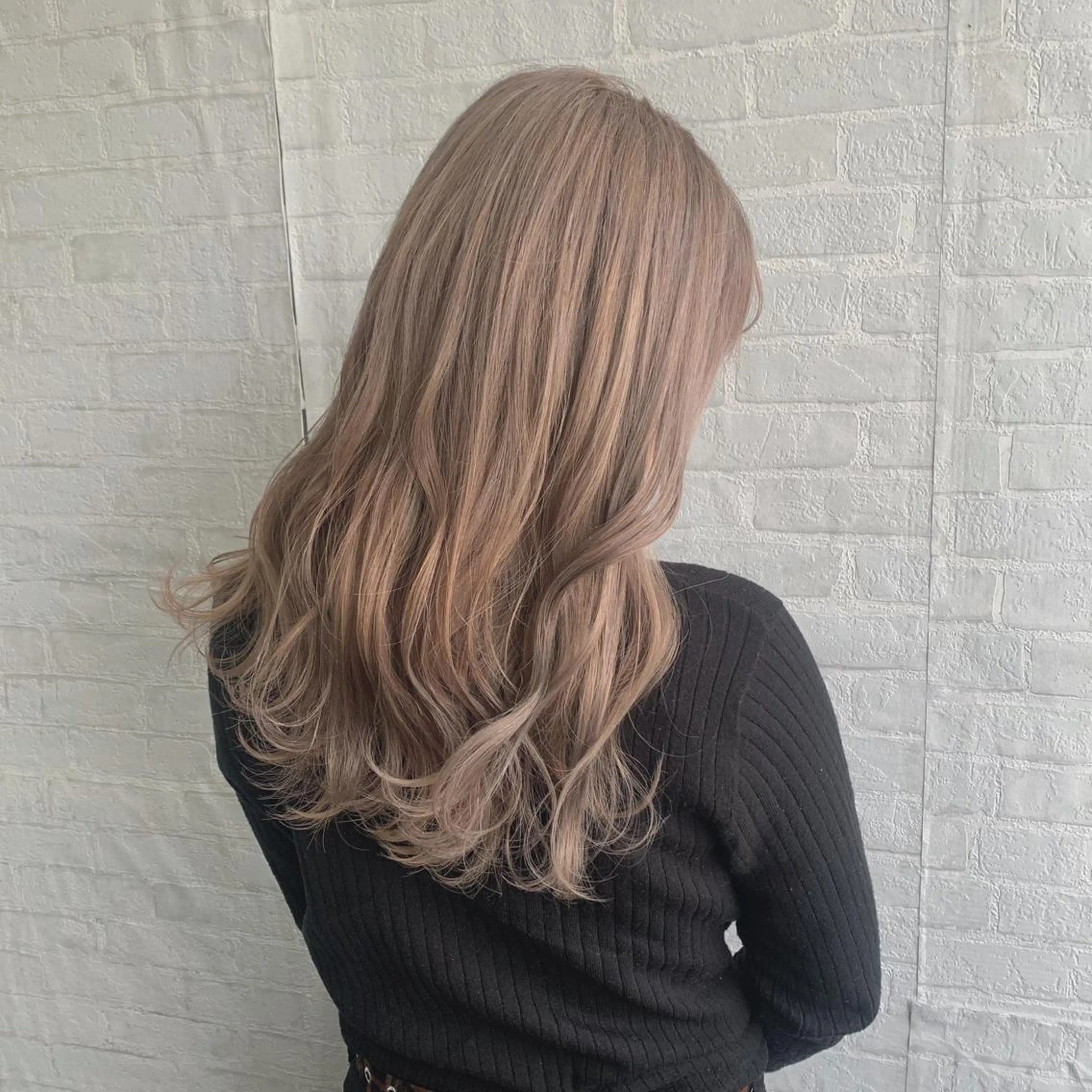 ロング カラー ベージュカラー ミルクティーベージュ ヘアカラー 袴田 伊代のヘアスタイル