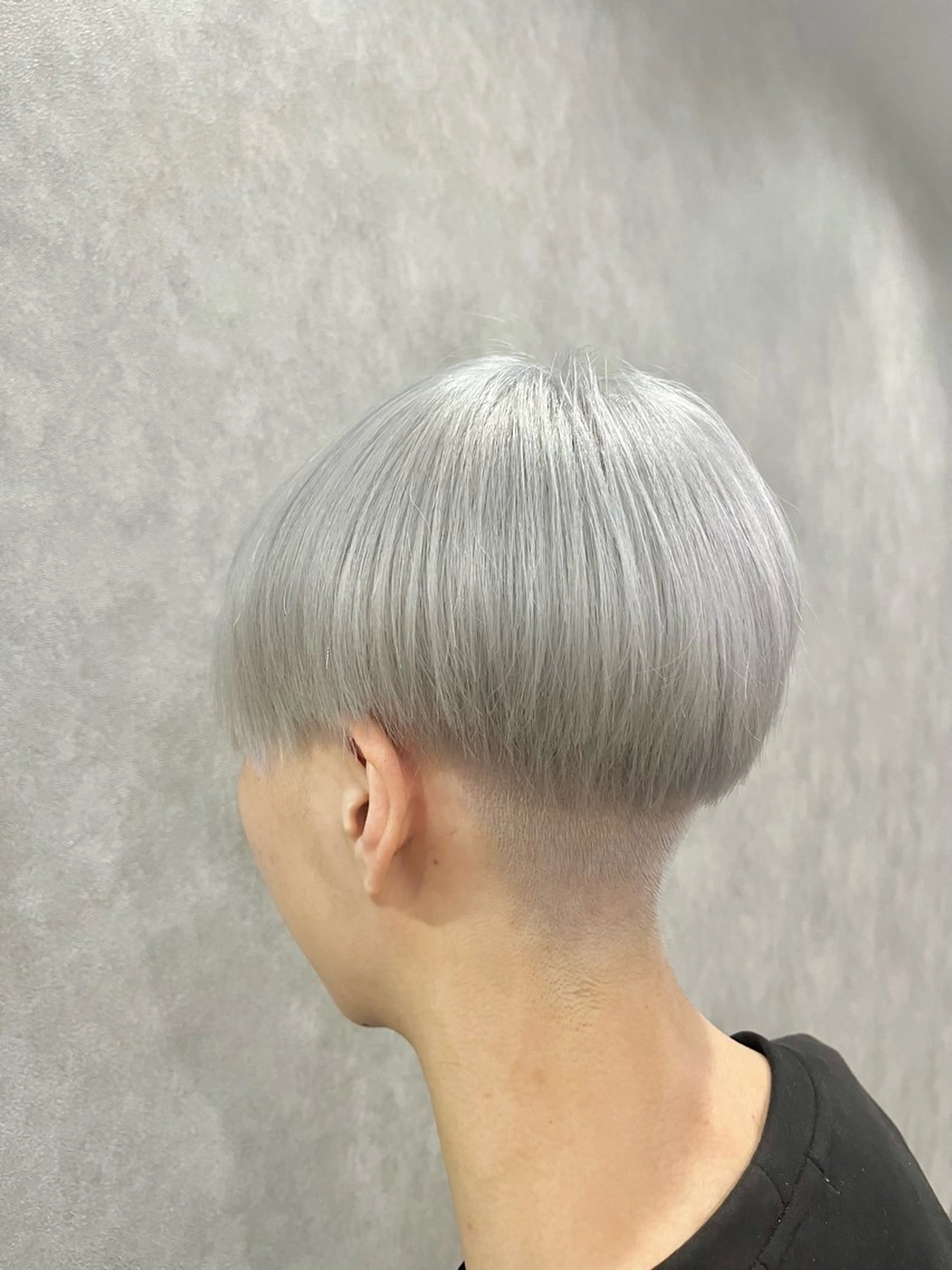 カラー メンズ マッシュ シルバー ホワイトシルバー ヘアカラー FUJINO RYOのヘアスタイル