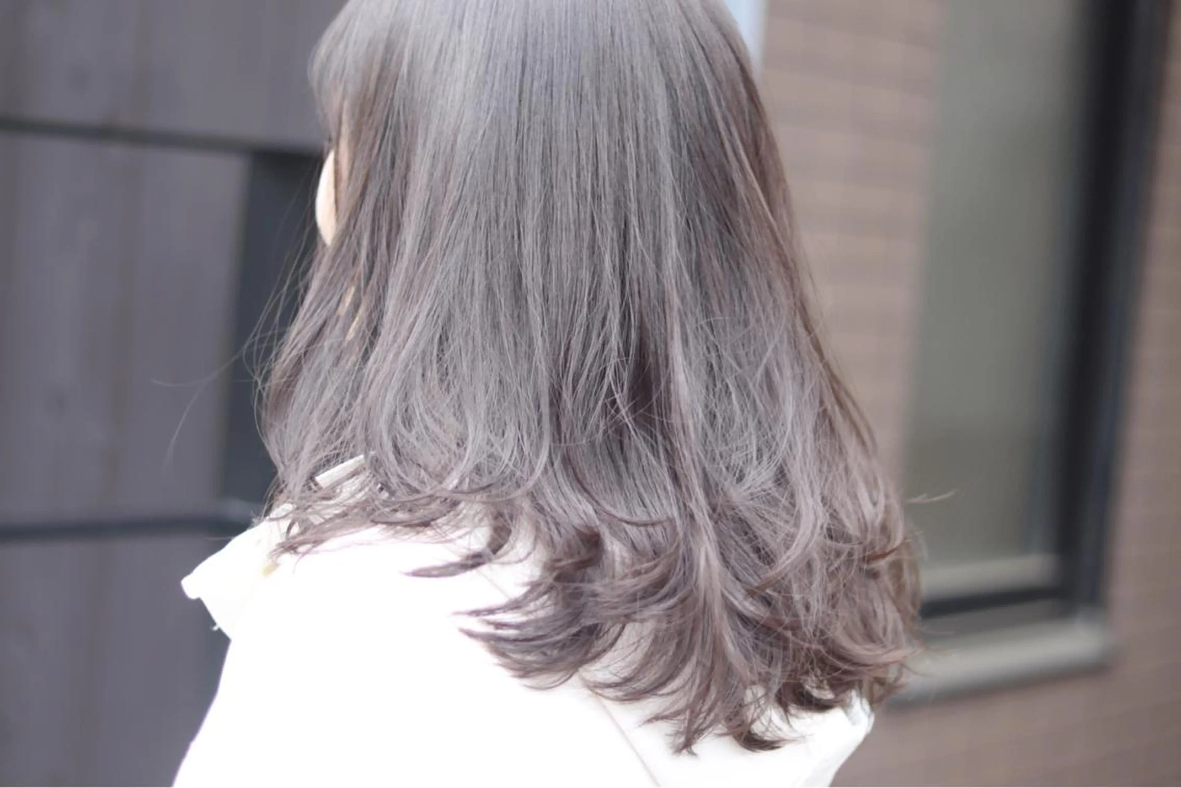ミディアム カラー ブリーチ ブリーチなしカラー シルバー DUMBO所属・【完全マンツー 恵比寿】佐藤 翔のヘアスタイル