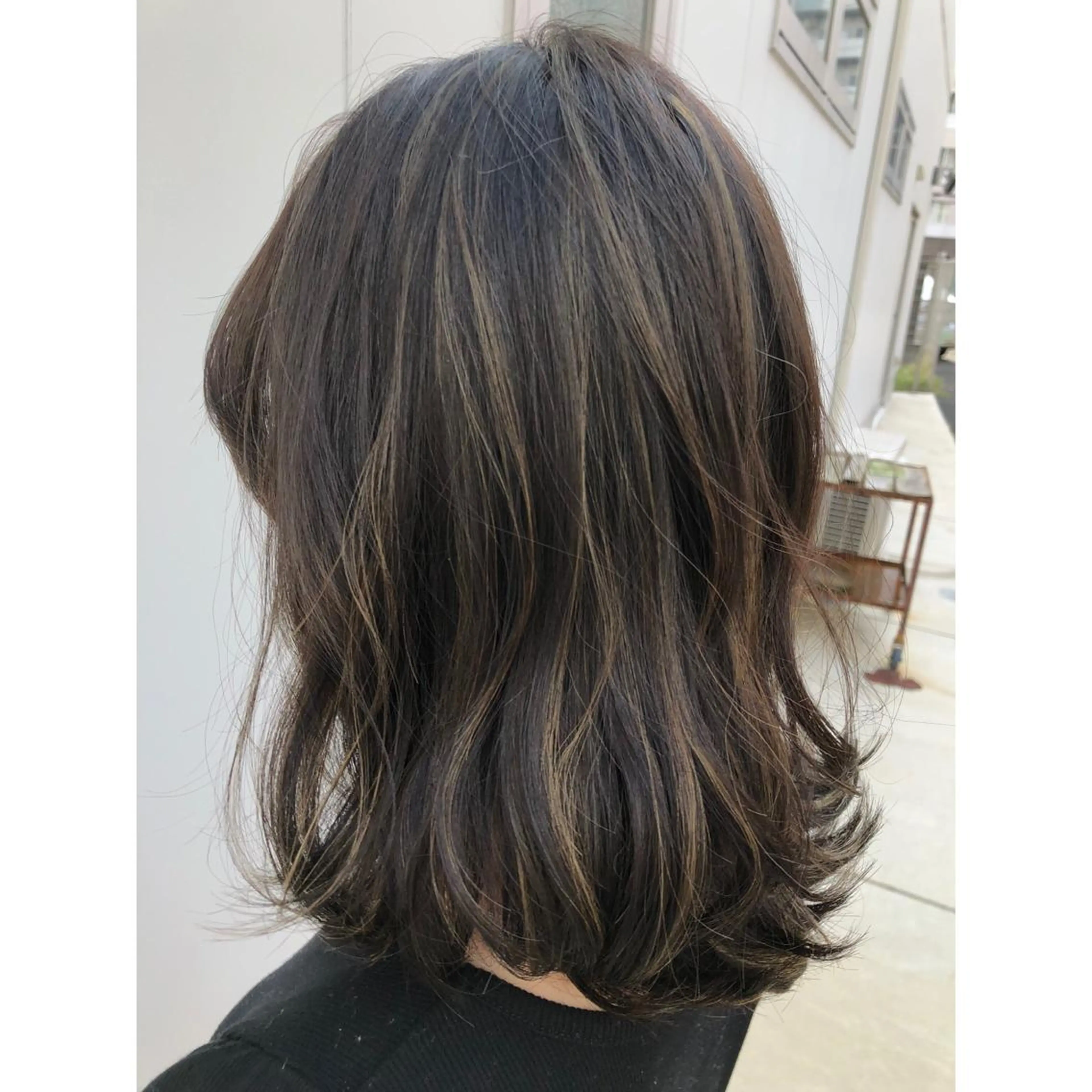 ミディアム カラー グレージュ ハイライトカラー カーキグレージュ ハイライト パーソナルカラー診断 できます　木曽　主博のヘアスタイル