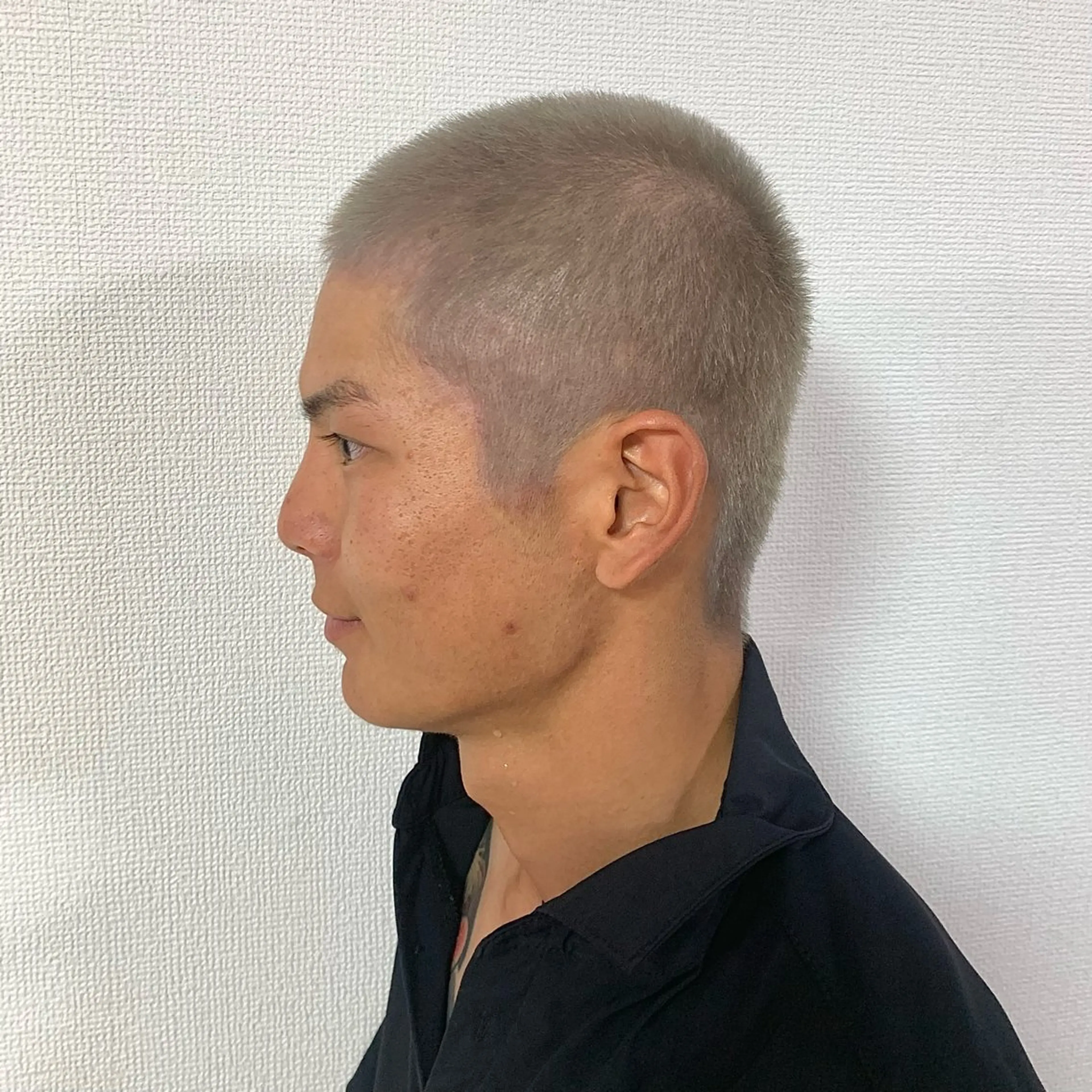 カラー メンズ ボウズ メンズハイトーン ハイトーンカラー クレハ :)のヘアスタイル