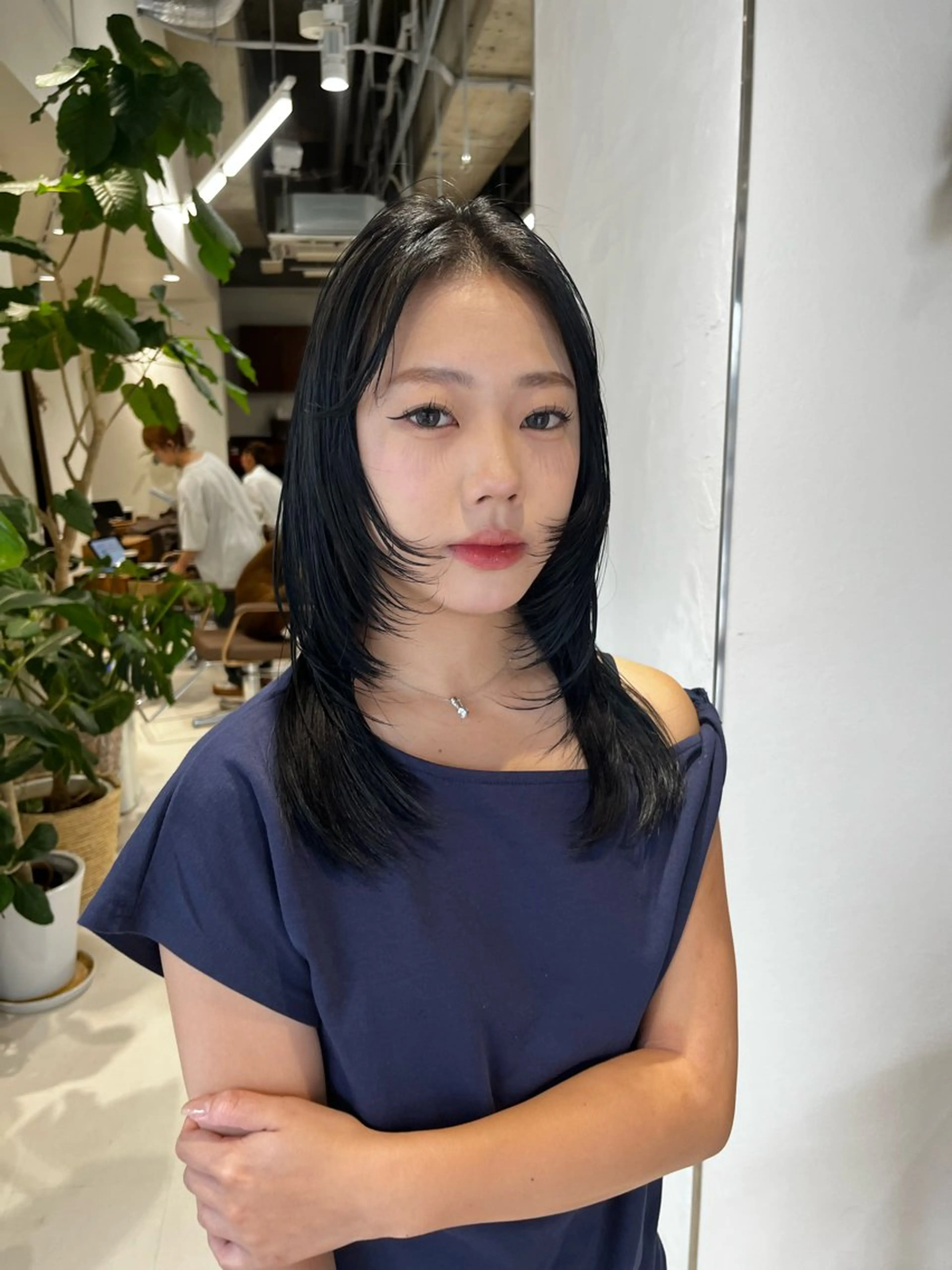 ミディアム カラー 黒髪 ブルーカラー ブルーブラック レイヤーカット カット ヘアカラー トリートメント ざくざくレイヤー/ カラー/konoのヘアスタイル