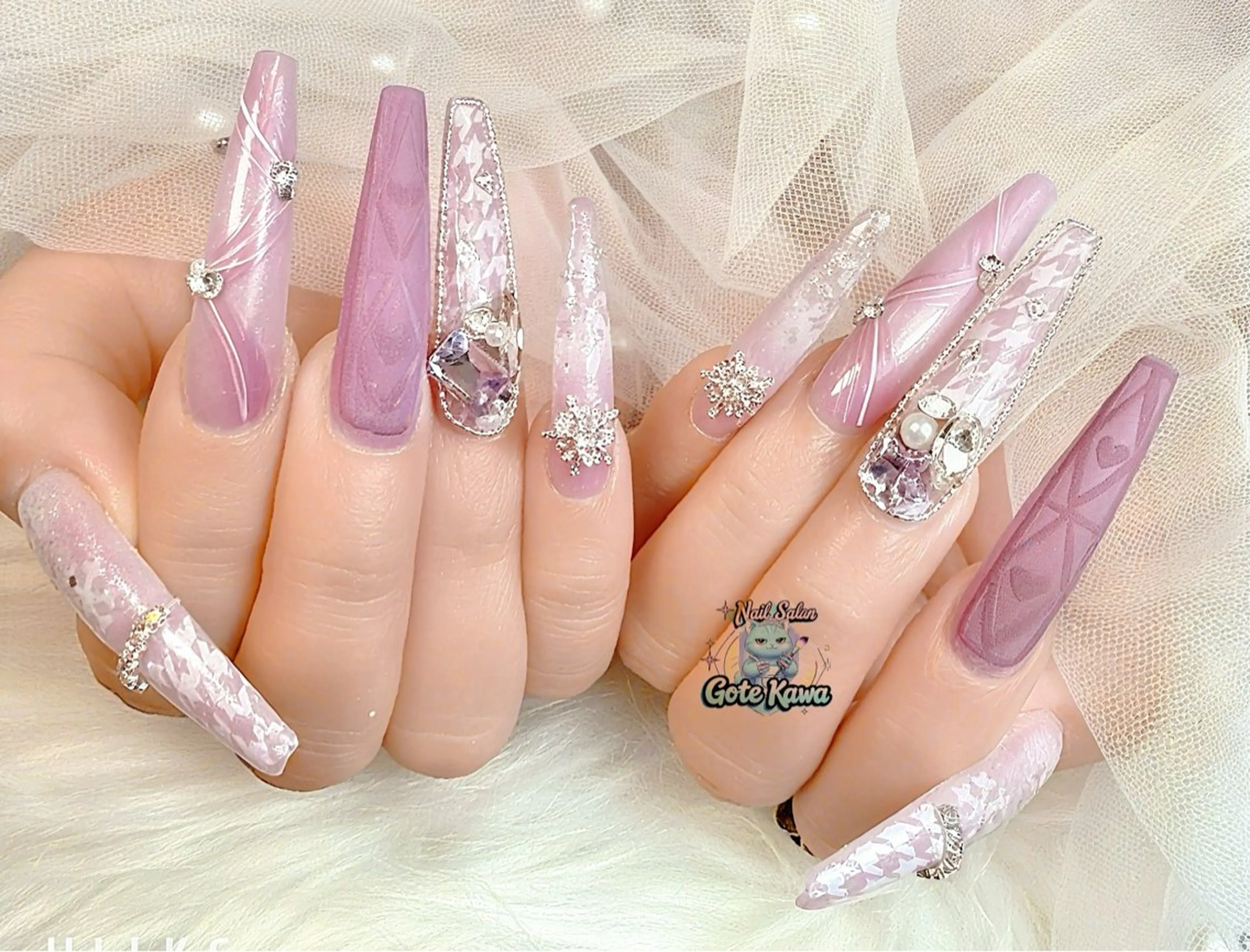 ネイル アートネイル キラキラネイル スカルプネイル 冬ネイル クリスマス ハンドネイル ハンドケア GOTE KAWA Nail Salon(ゴテかわ)所属・Gote Kawa nail salonのネイルデザイン