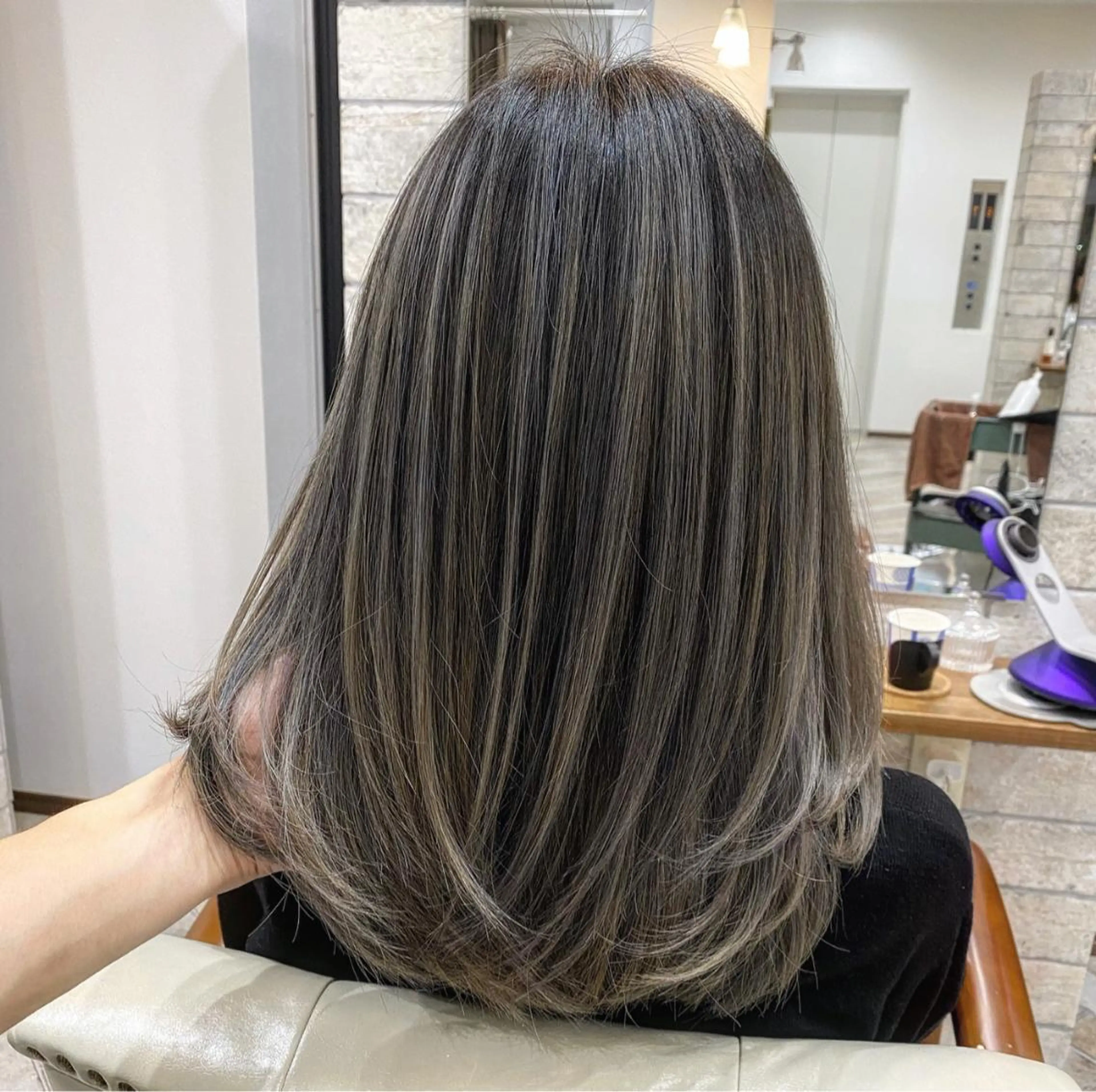 セミロング カラー パーマ ヘアアレンジ メンズ キッズ ネイル マツエク・マツパ カット ヘアカラー ハイライト、レイヤー カット/西梅田/中西のヘアスタイル