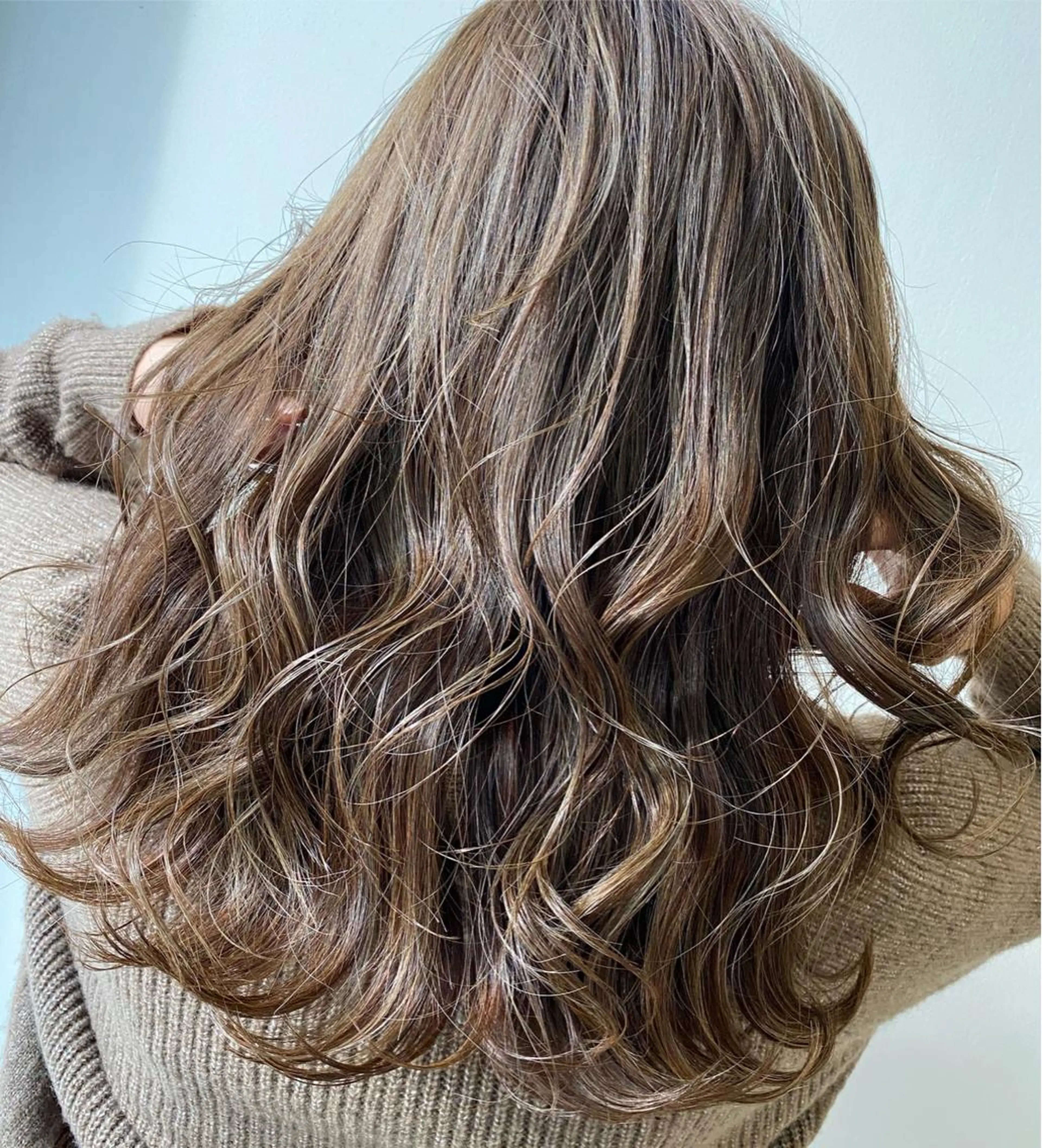 セミロング アッシュ ハイライト ヘアカラー トリートメント ジェニファー ✂︎TOMOKI✂︎のヘアスタイル