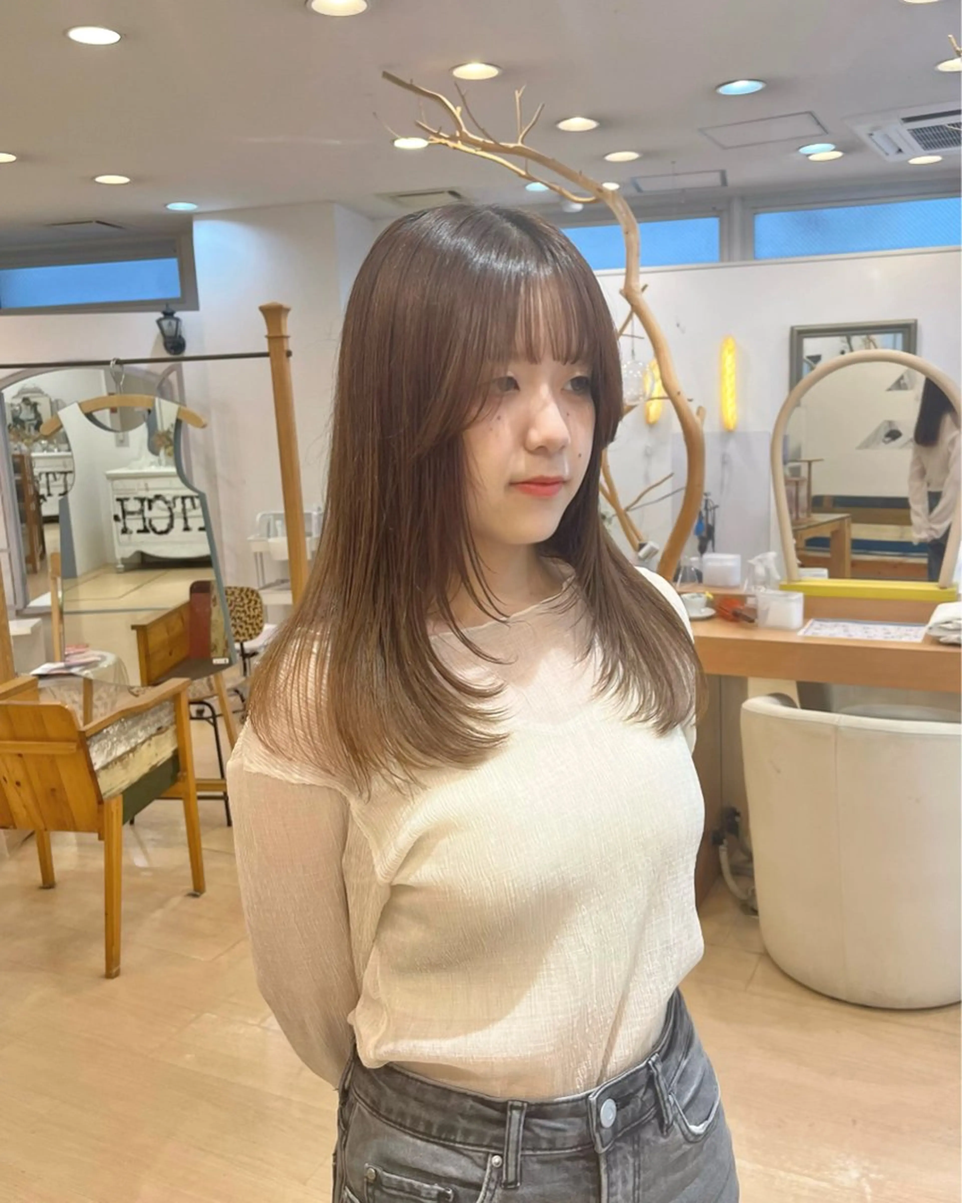セミロング 顔まわりレイヤー 顔周りカット レイヤーカット カット ヘアカラー LUNA🌙韓国ヘア 🌙レイヤーカットのヘアスタイル