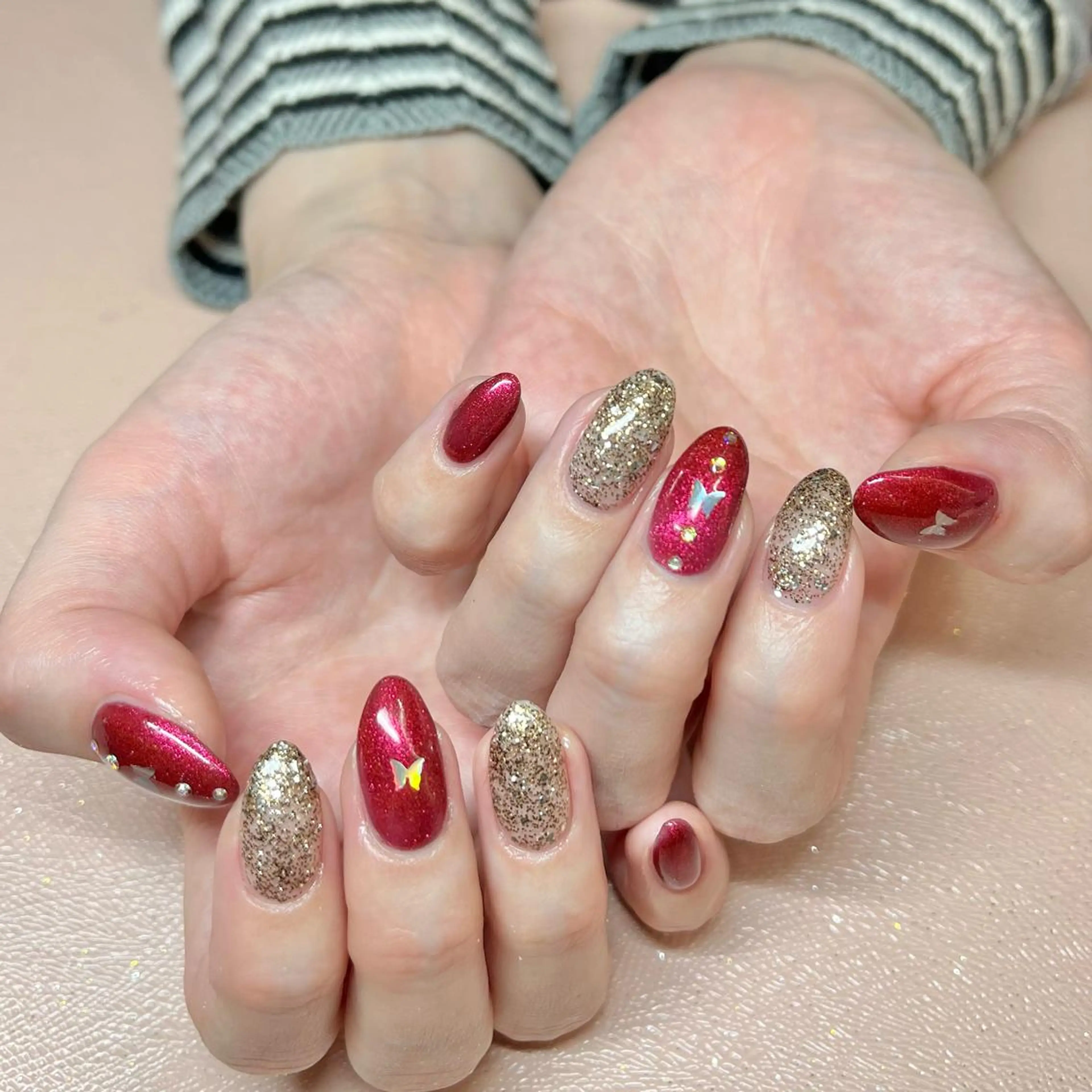 ネイル ラメ(グリッター) ピンク 赤色 シルバー ストーンネイル Vogustys Nail 山田のネイルデザイン