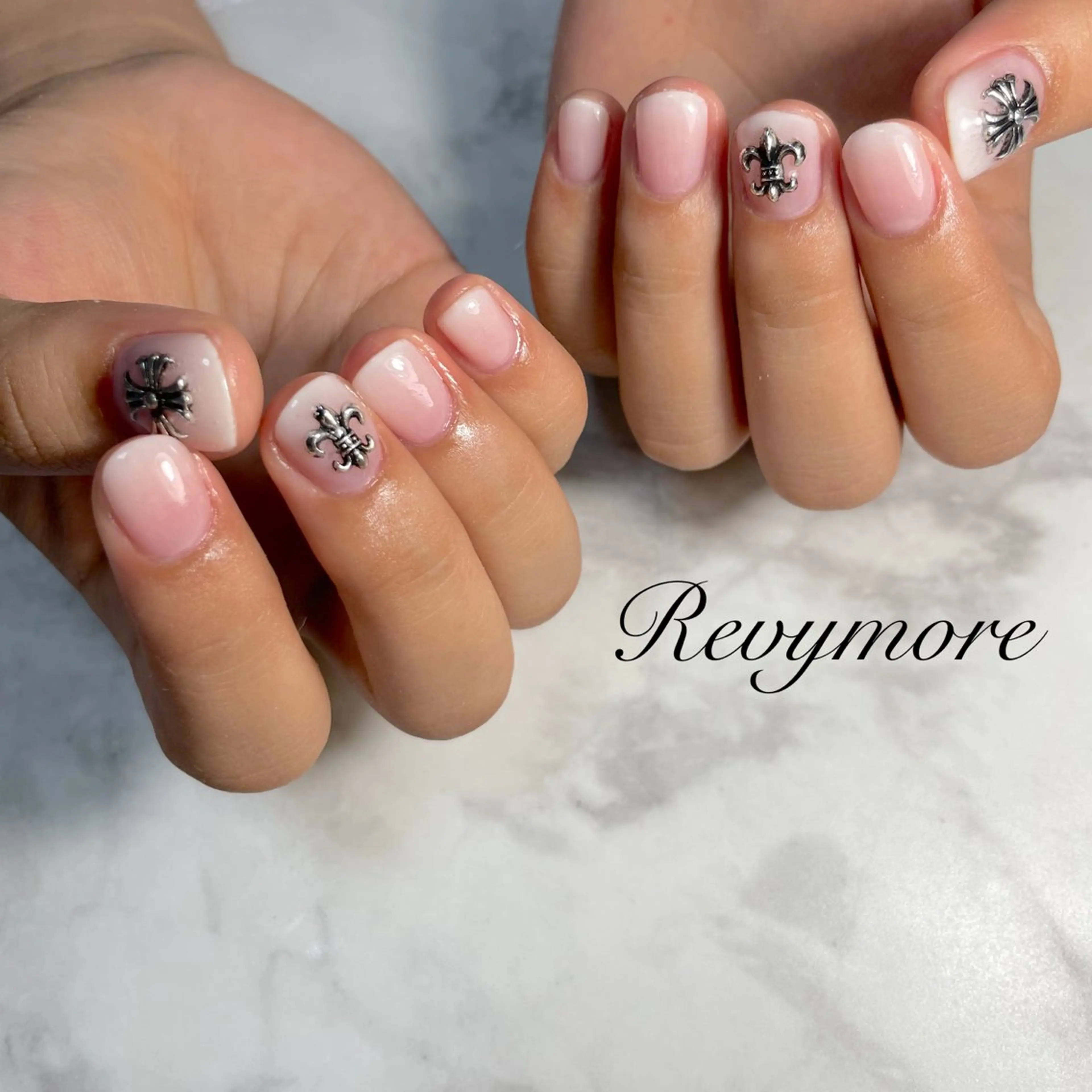ネイル ジェルネイル ニュアンスネイル オフィスネイル シンプルネイル nail salon Revymore所属・nail salon Revymoreのネイルデザイン