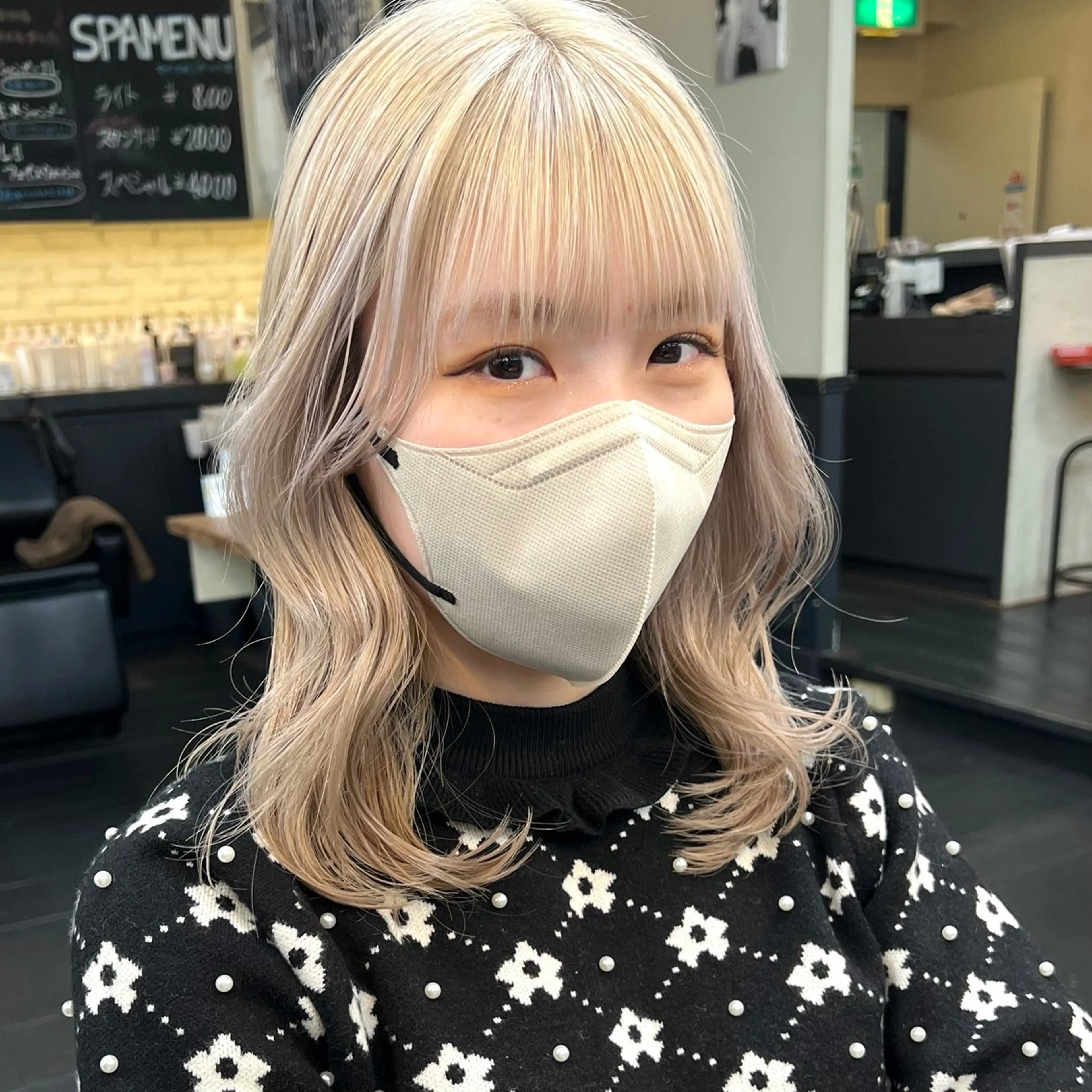 ミディアム カラー ベージュカラー ブリーチ ミルクティーベージュ くびれヘア カット ヘアカラー 大久保 佳那のヘアスタイル