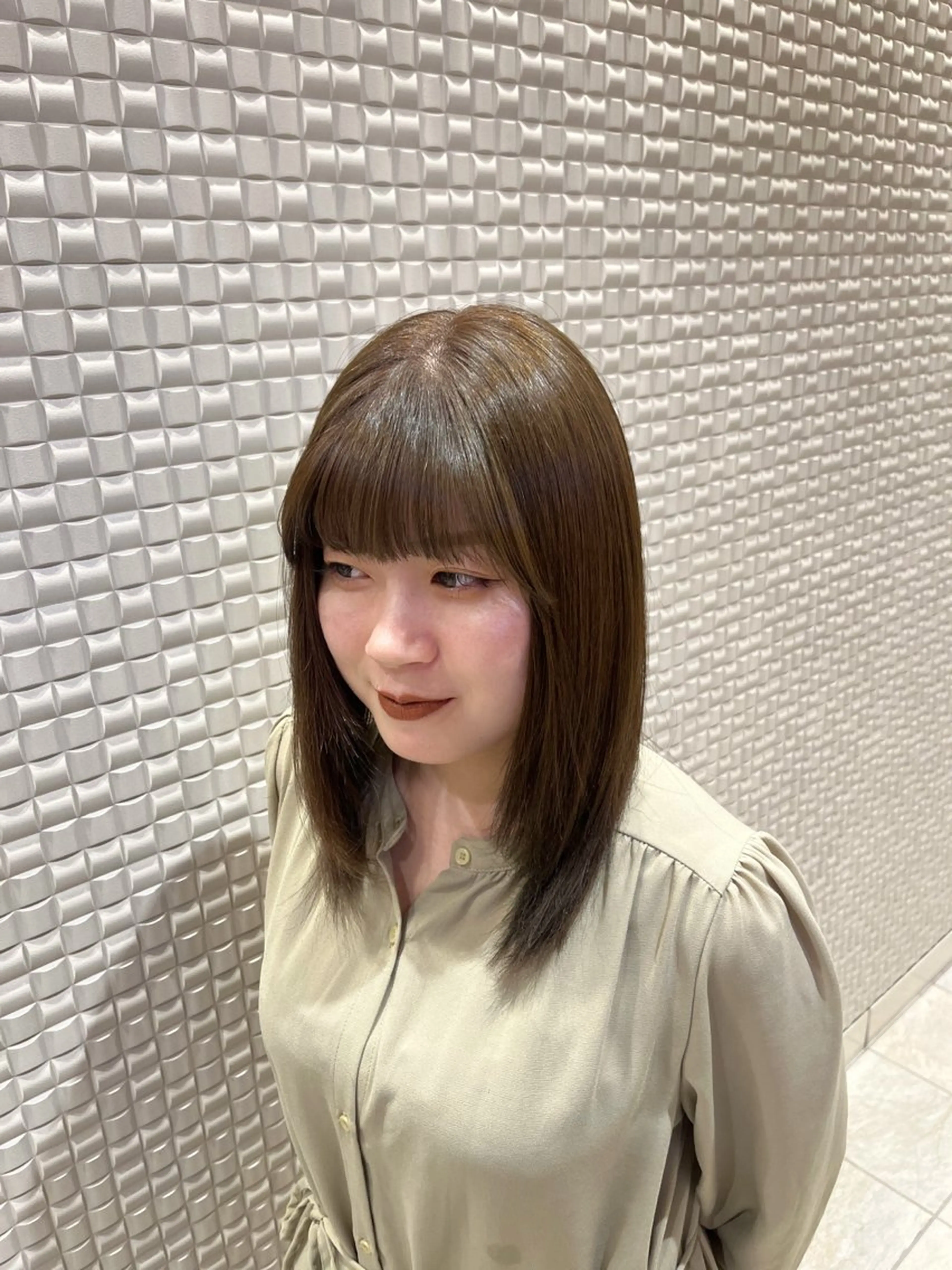セミロング カラー 透明感カラー ヘアカラー neolive アイカ🎀のヘアスタイル
