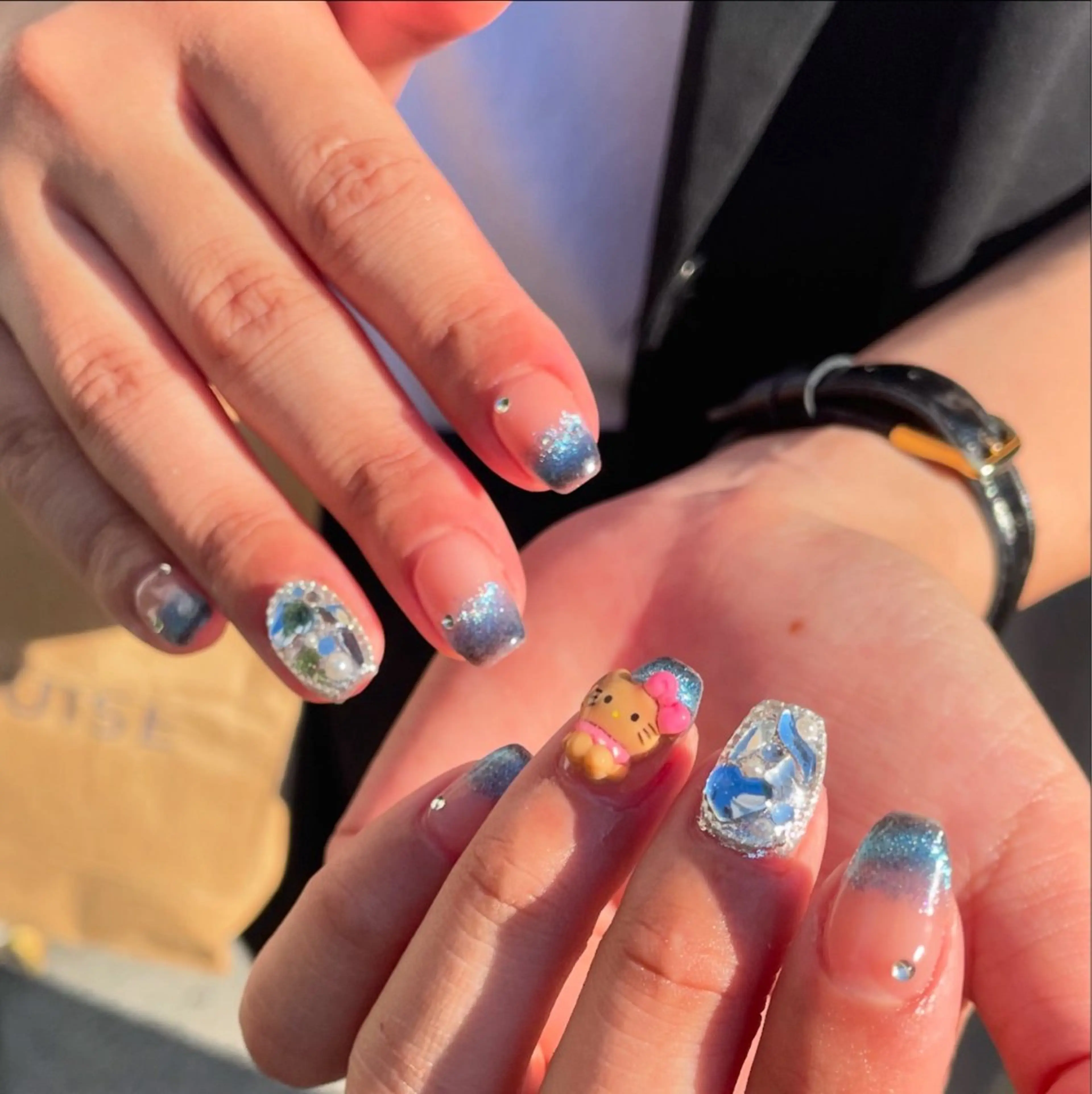 ネイル ブルー フレンチネイル キラキラネイル マグネットネイル マグネットフレンチ ハンドネイル ハンドケア 🎀NAIL🎀 AI🪄︎︎◝✩のネイルデザイン