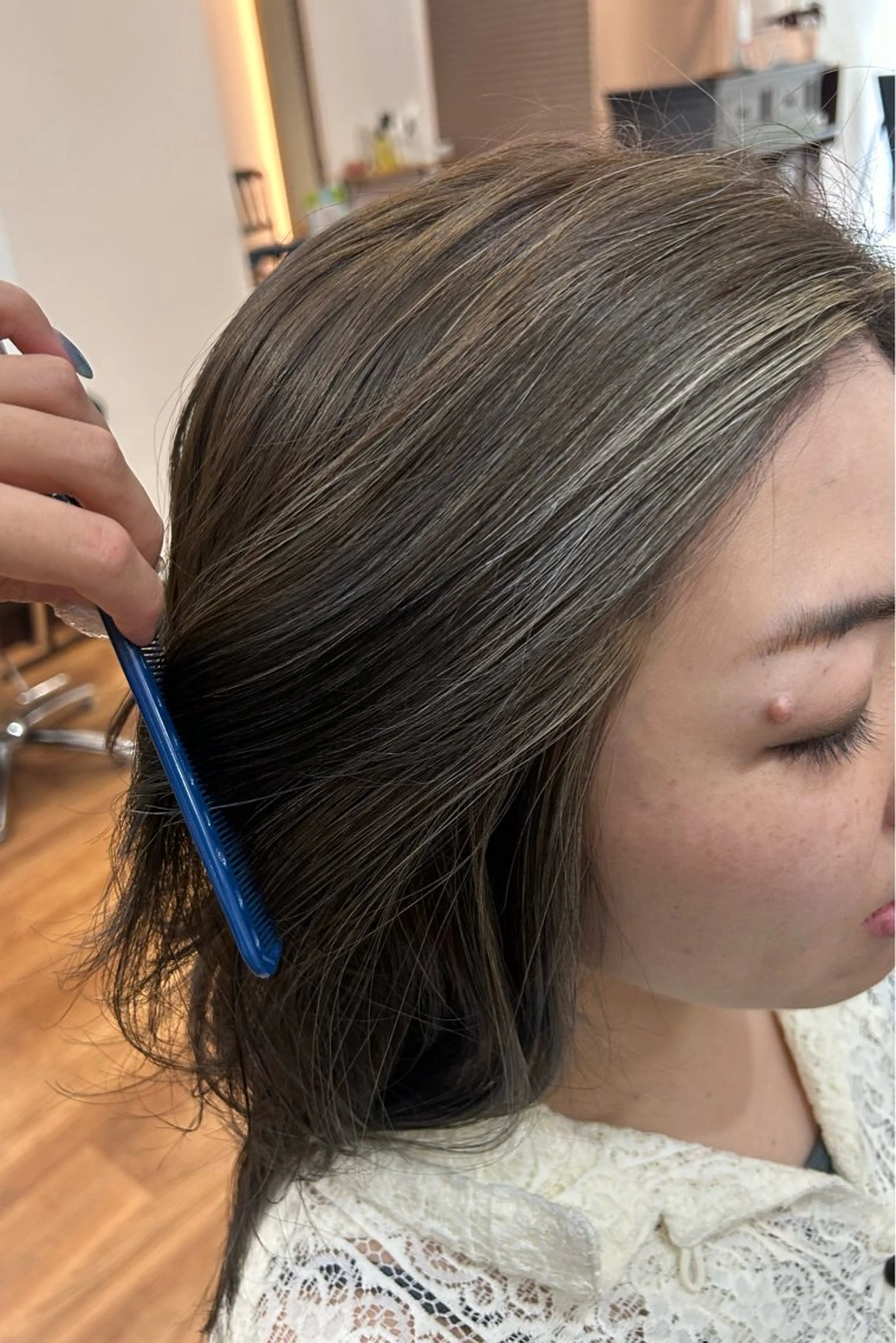セミロング カラー ハイライトカラー 顔周りカット ハイライト ヘアカラー flower所属・原田 歩実のヘアスタイル