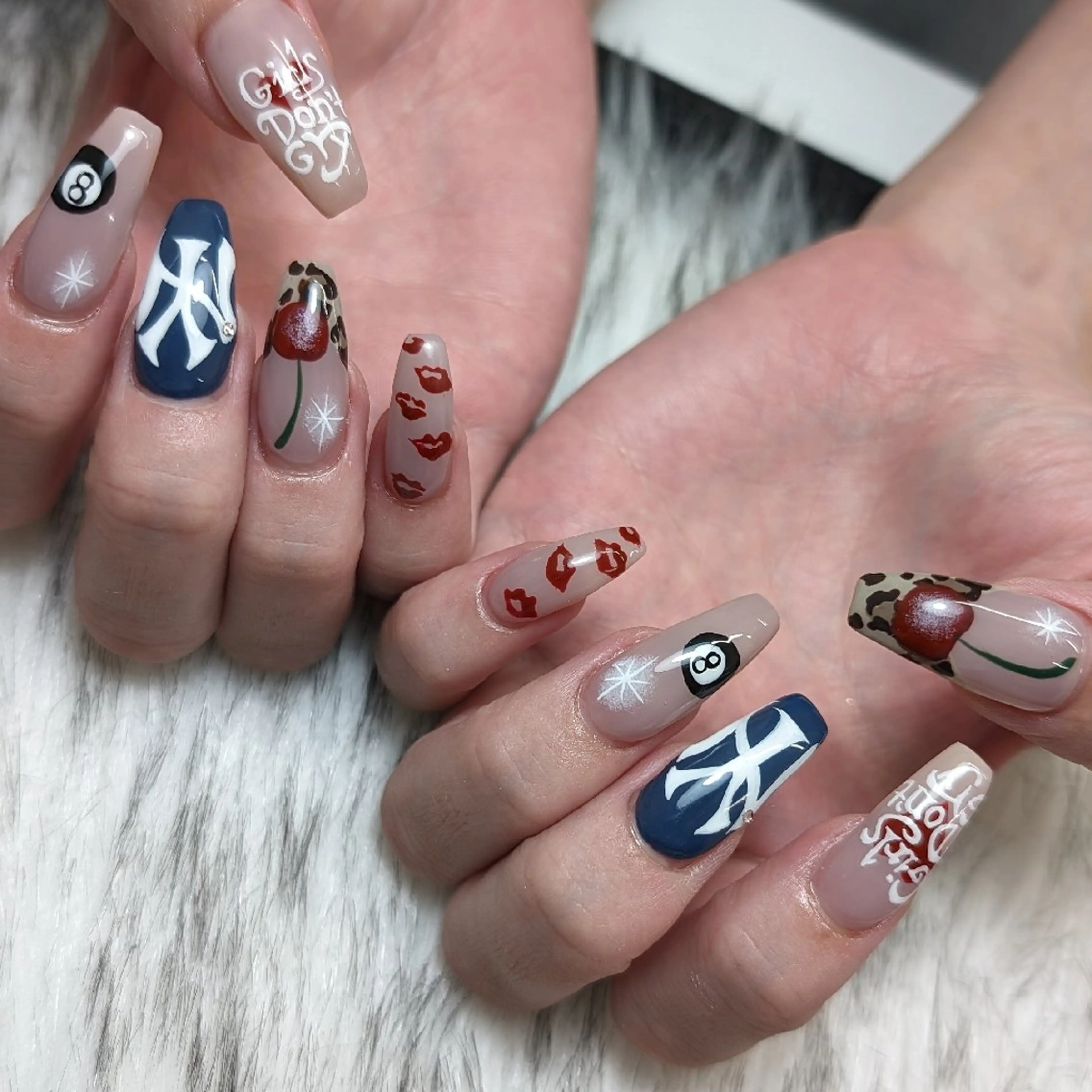 ネイル ハンドネイル RUNWAY 　　の眉毛・アイブロウイメージ