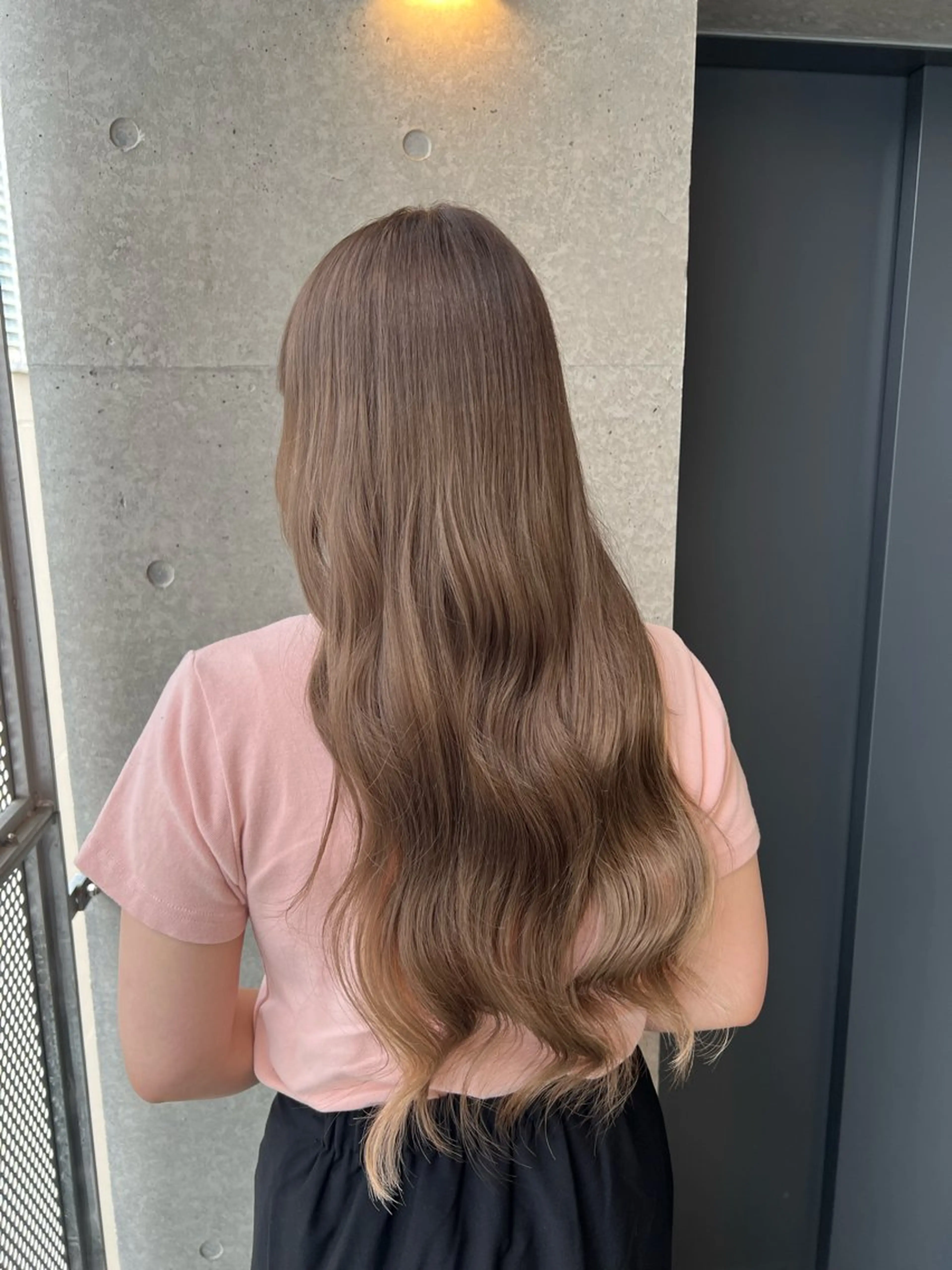 ロング カラー ベージュカラー ブリーチ グレージュ ハイライトカラー ハイトーンカラー ヘアカラー ＤＥＳＴ所属・吉野 瑳桜のヘアスタイル