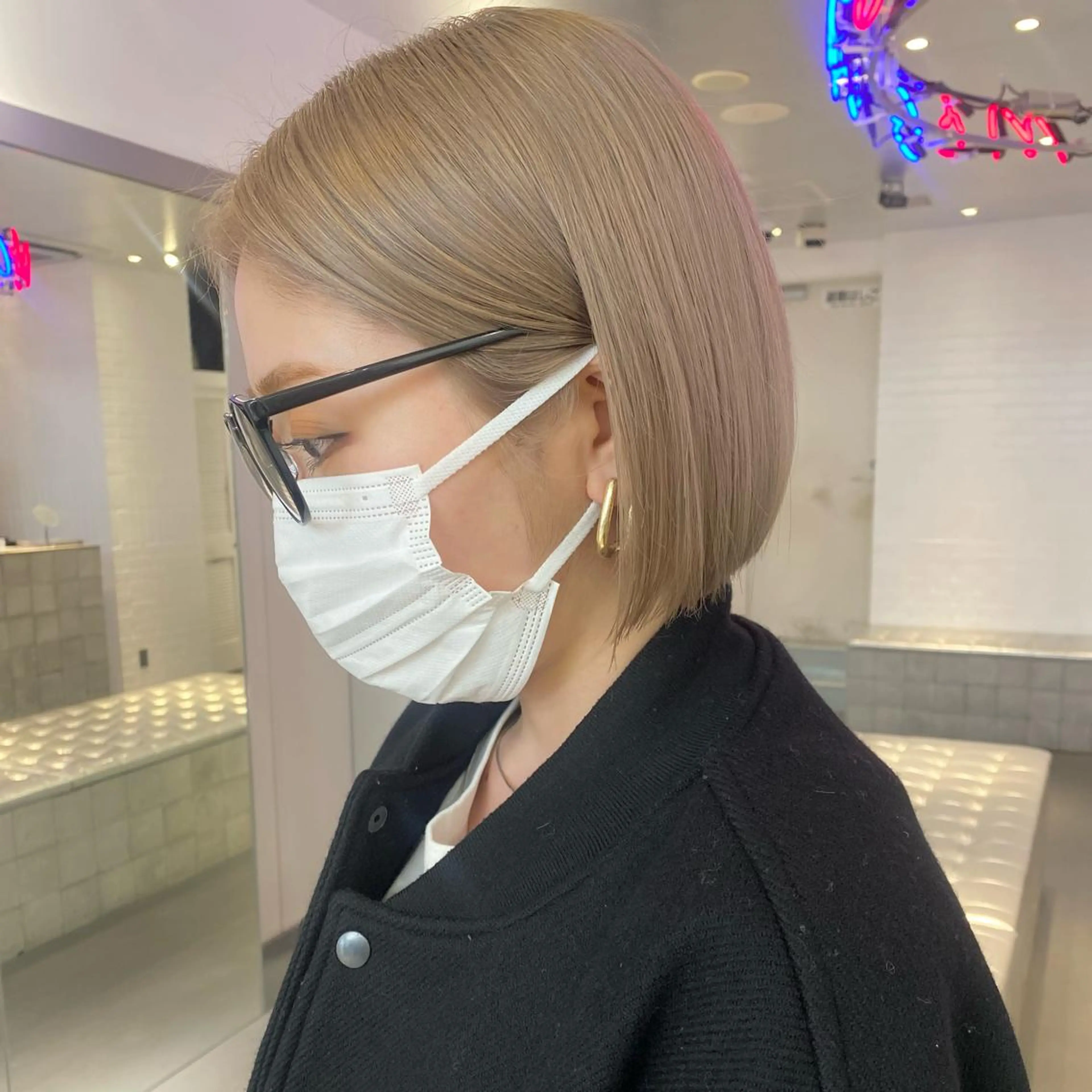 ミディアム カラー ヘアアレンジ ショートボブ ベージュカラー ミルクティーベージュ ホワイトベージュ ボブ カット ヘアカラー 🎨ハイトーン/ 切りっぱなし みつきのヘアスタイル