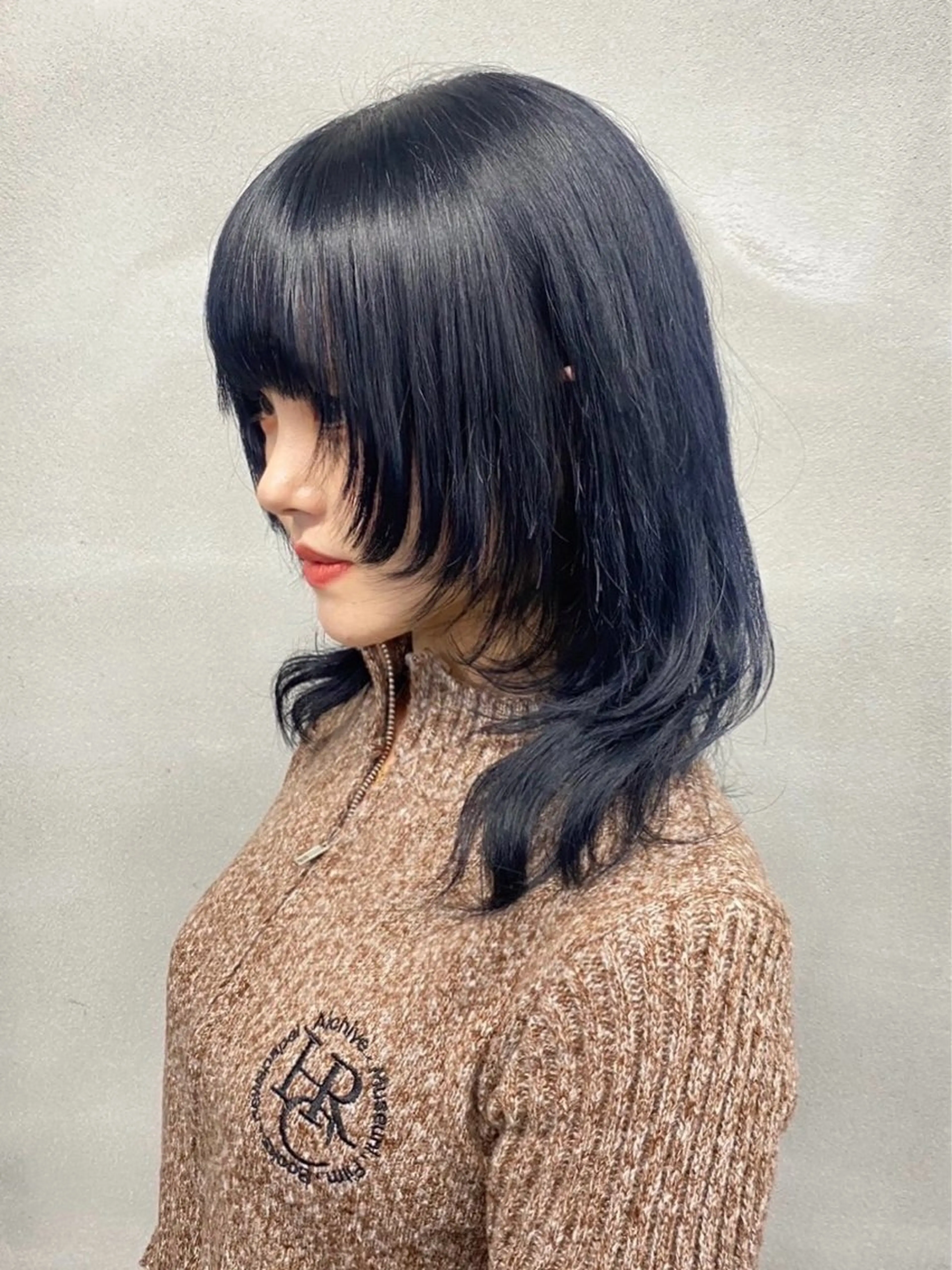 セミロング カラー 黒髪 ブリーチ ブルーカラー ブルーブラック ダブルカラー カット ヘアカラー トリートメント IROHA 柏のヘアスタイル