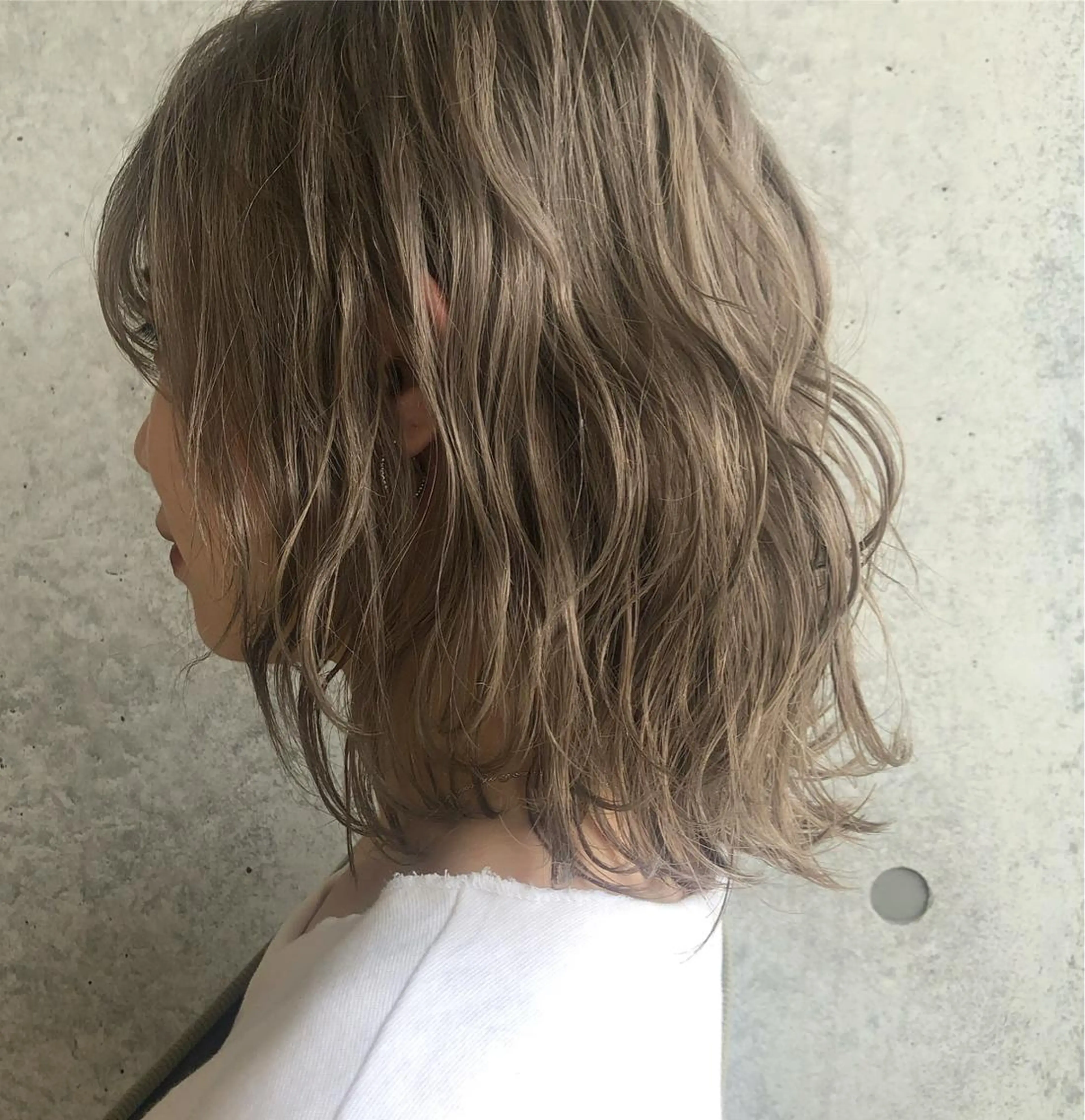ミディアム カラー ブリーチ グレージュ ミルクティーグレージュ the path ナツミのヘアスタイル