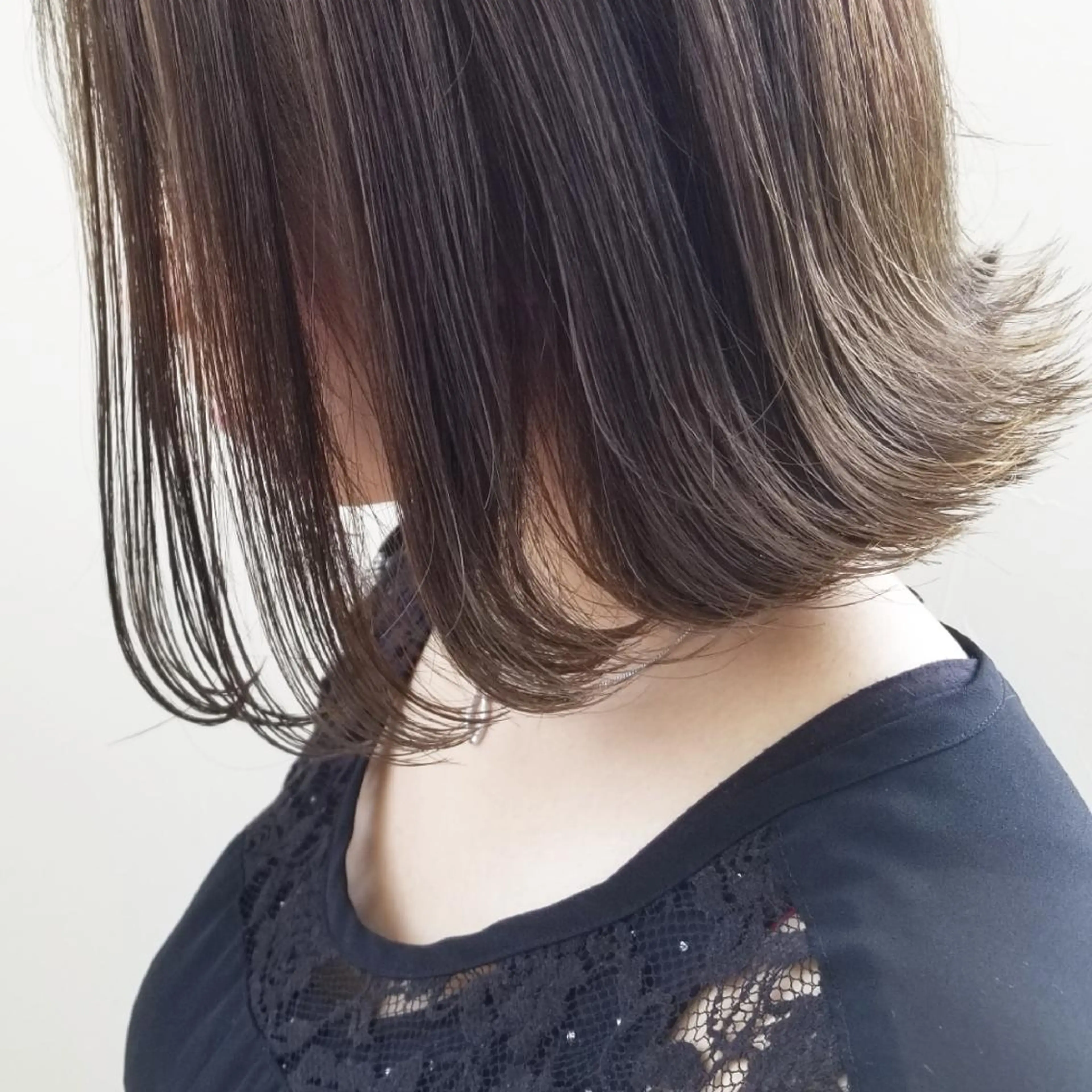 ミディアム カラー 切りっぱなしボブ アッシュ アッシュグレー アッシュグレージュ 透明感カラー カット ヘアカラー トリートメント レイヤーカット/ ウルフカット/大橋 のヘアスタイル