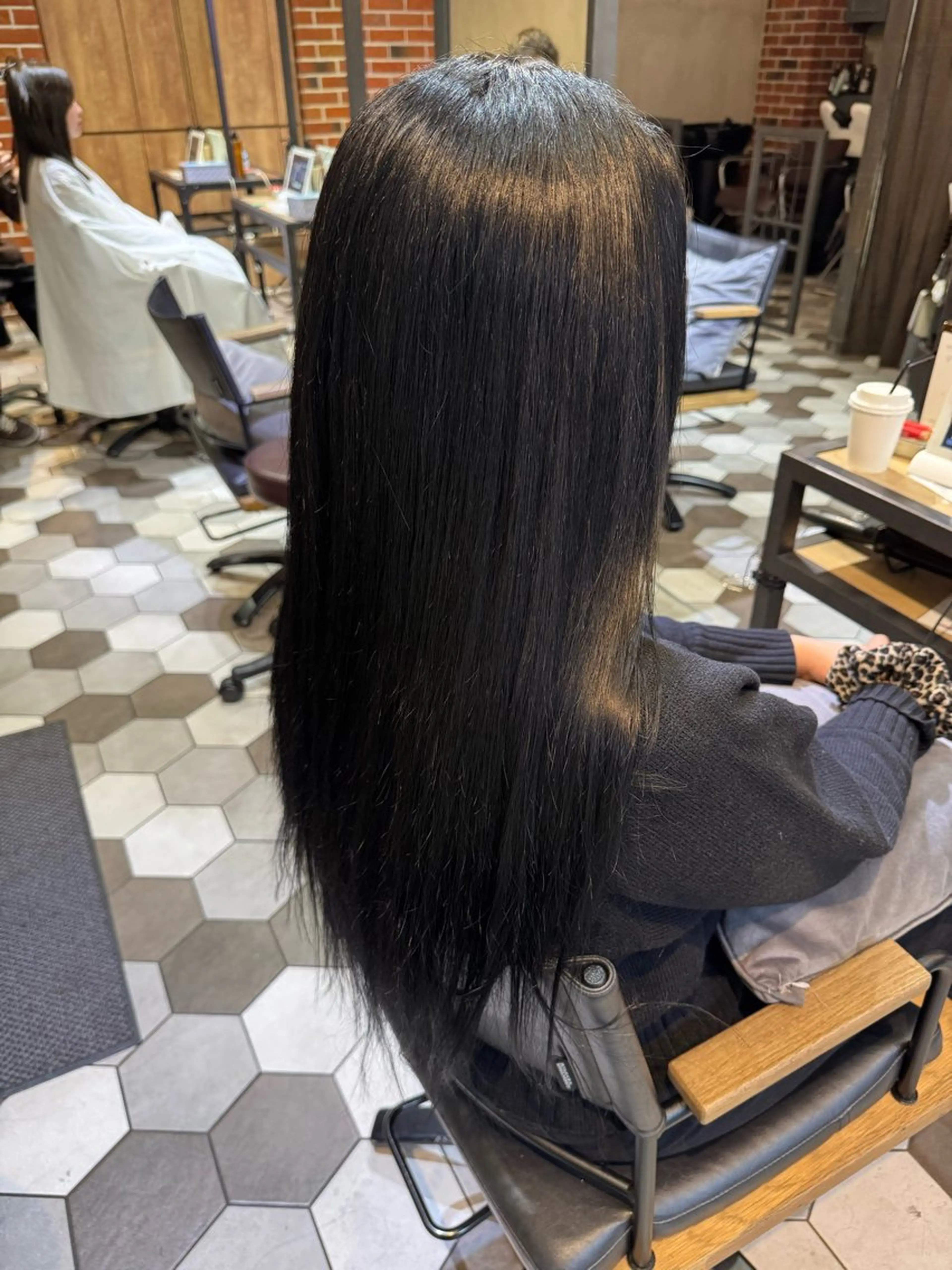 ロング カラー 黒髪 ヘアカラー 近藤 愛理のヘアスタイル