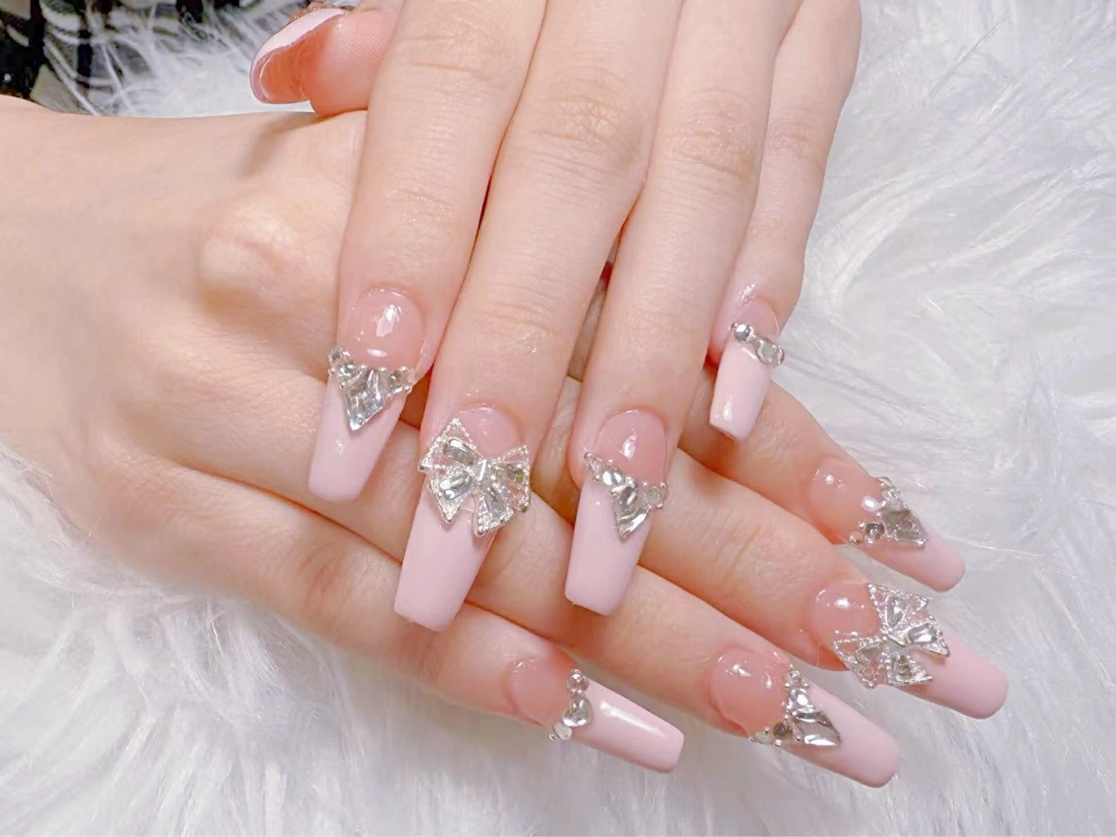 ネイル アートネイル 桜ネイル フレンチネイル ガラスフレンチ グラデーション ハンドネイル ハンドケア ミナ🌈 Laule'aのネイルデザイン