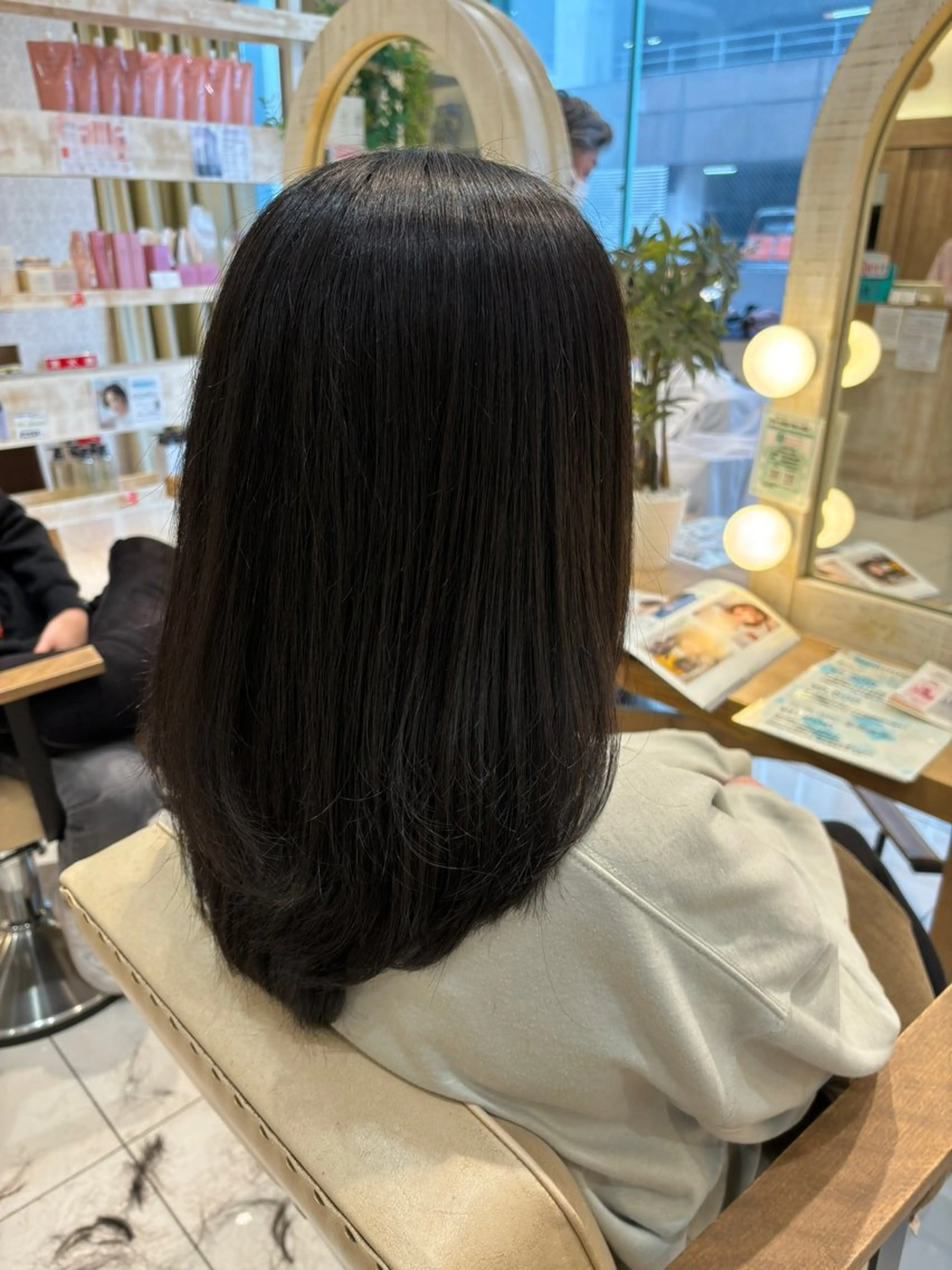 ミディアム 暖色カラー/ブリーチ なしカラー/艶カラーのヘアスタイル