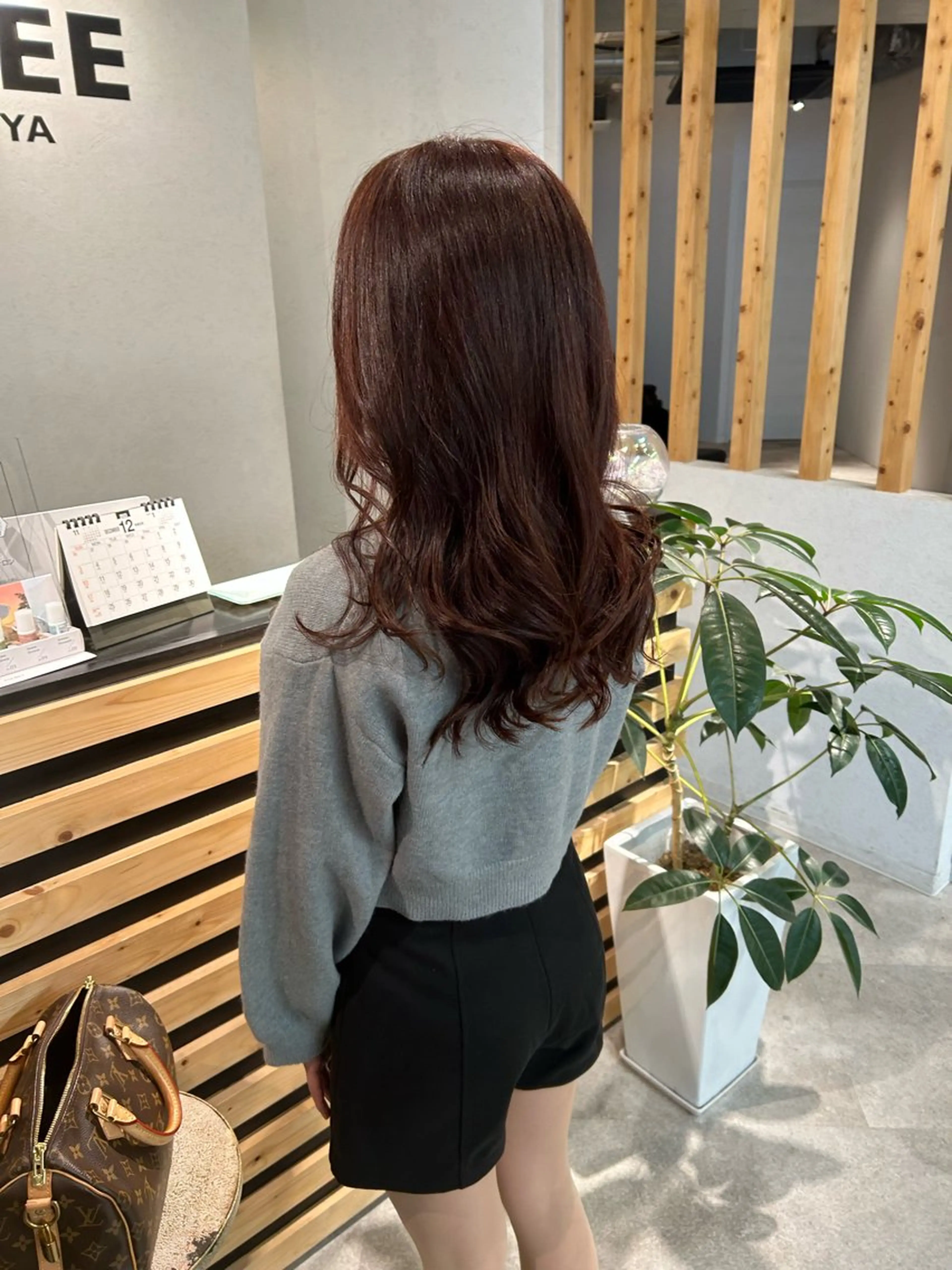 ミディアム カラー ブラウンカラー ショコラブラウン AILEE所属・ウルフカット レイヤーカット上柿のヘアスタイル