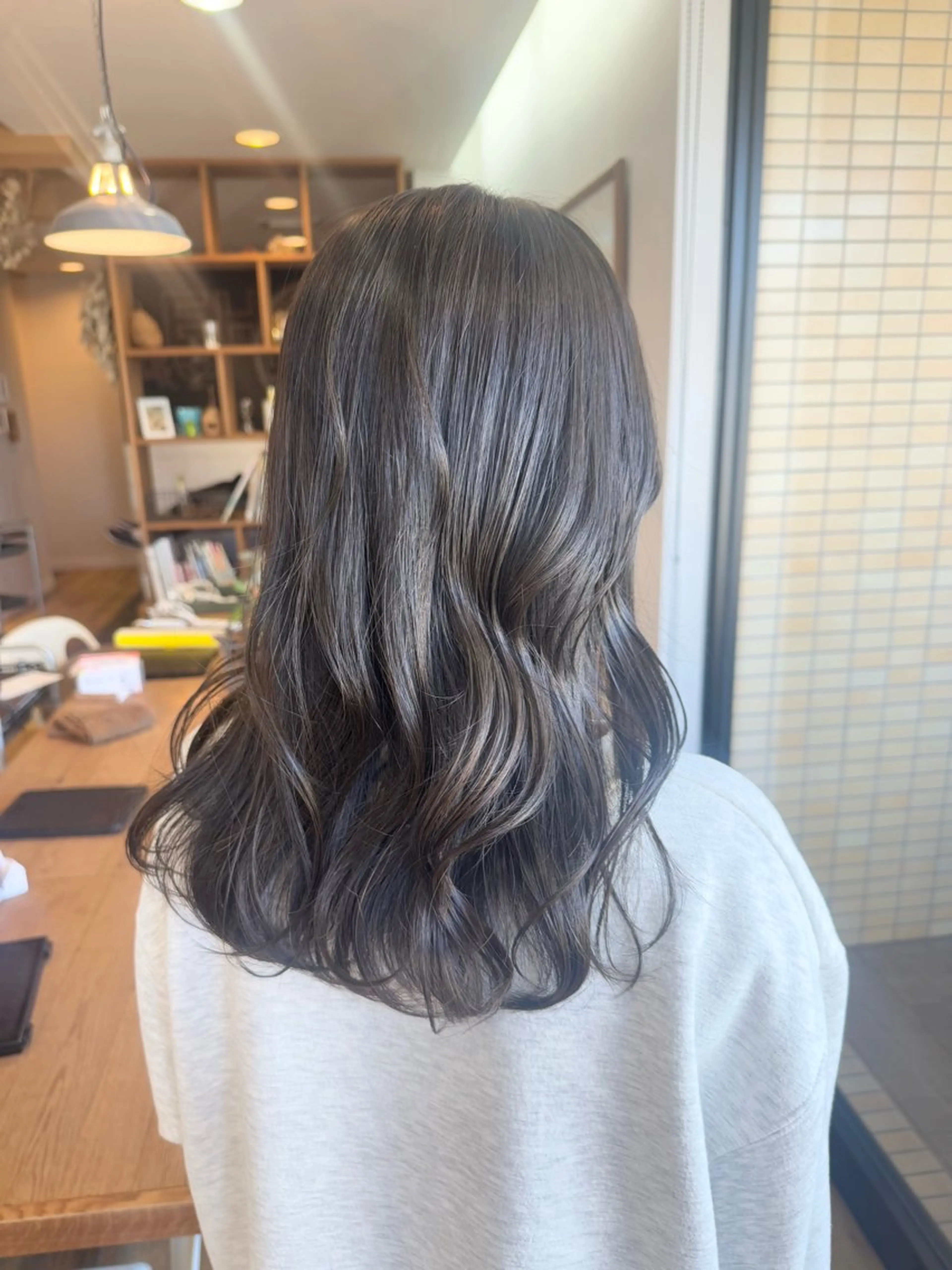 ロング カラー グレージュ オリーブグレージュ オリーブグレー ヘアカラー トリートメント ツキダテ ユイのヘアスタイル