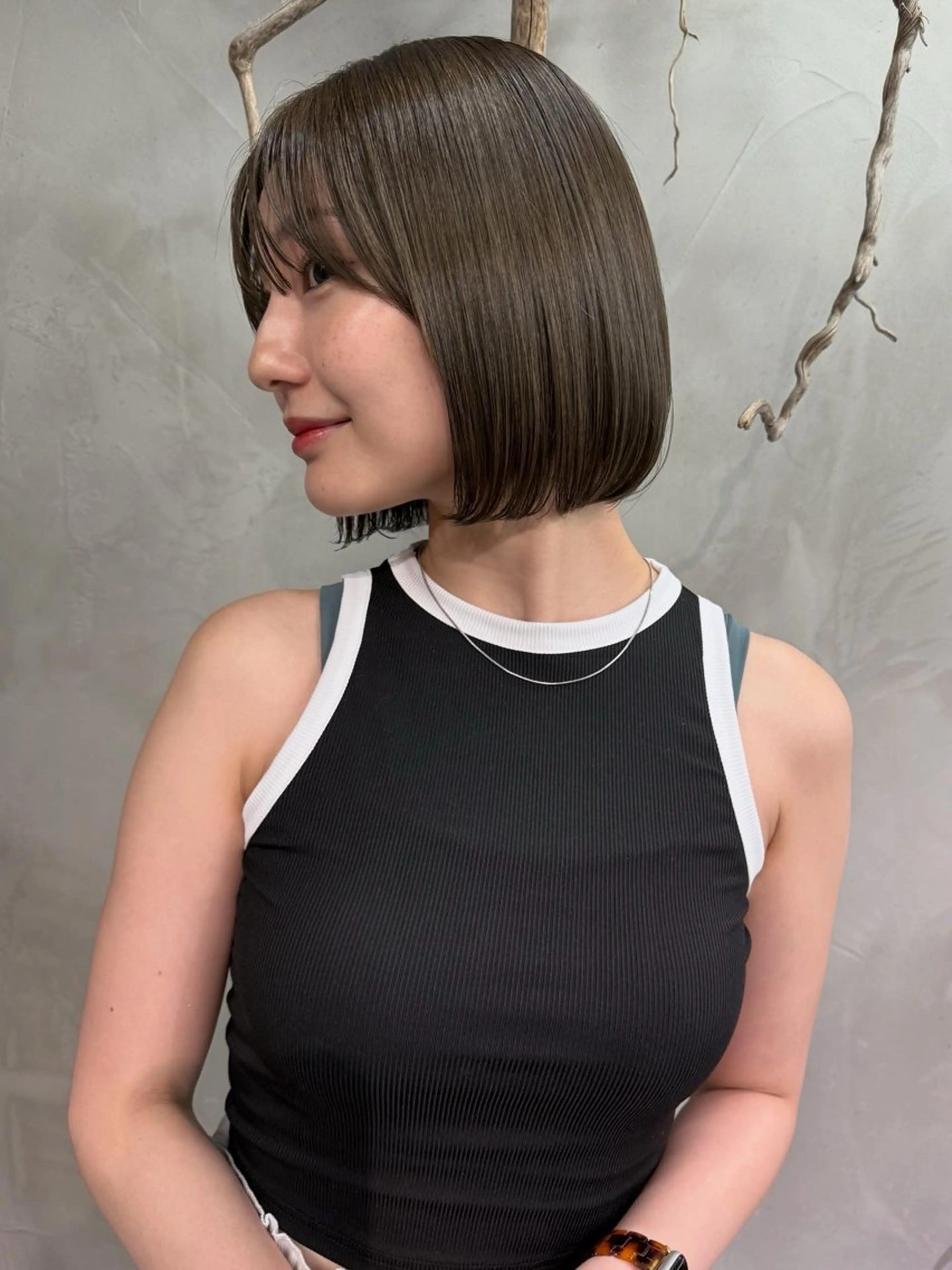 ショート カラー ベージュカラー オリーブベージュ カット ヘアカラー RorriM natsuのヘアスタイル