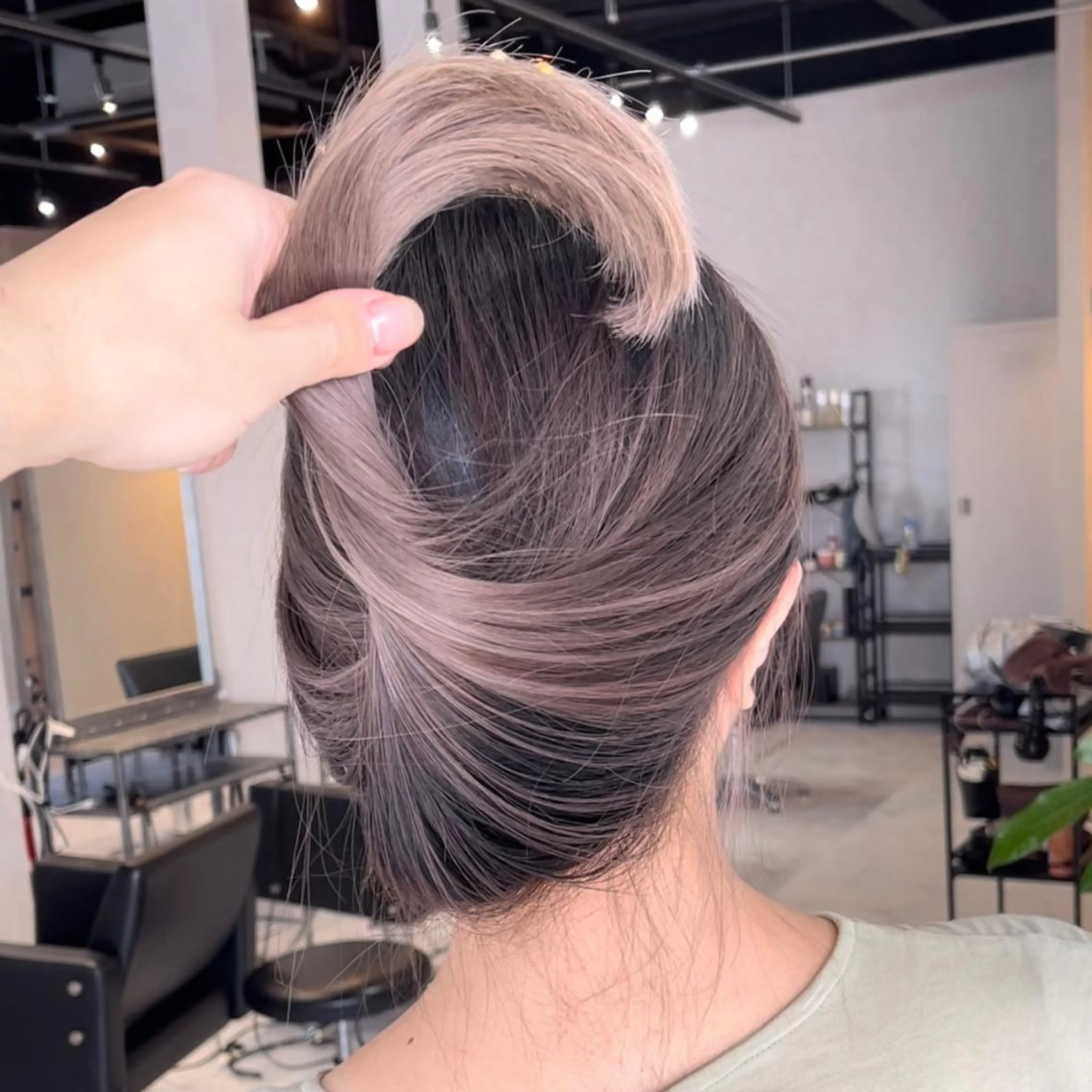 ミディアム カラー ヘアアレンジ バレイヤージュ デザインカラー ハイライトカラー 外国人風カラー ハイライト カット ヘアカラー トリートメント アンドウ ユウ/ レイヤーカット/韓国のヘアスタイル