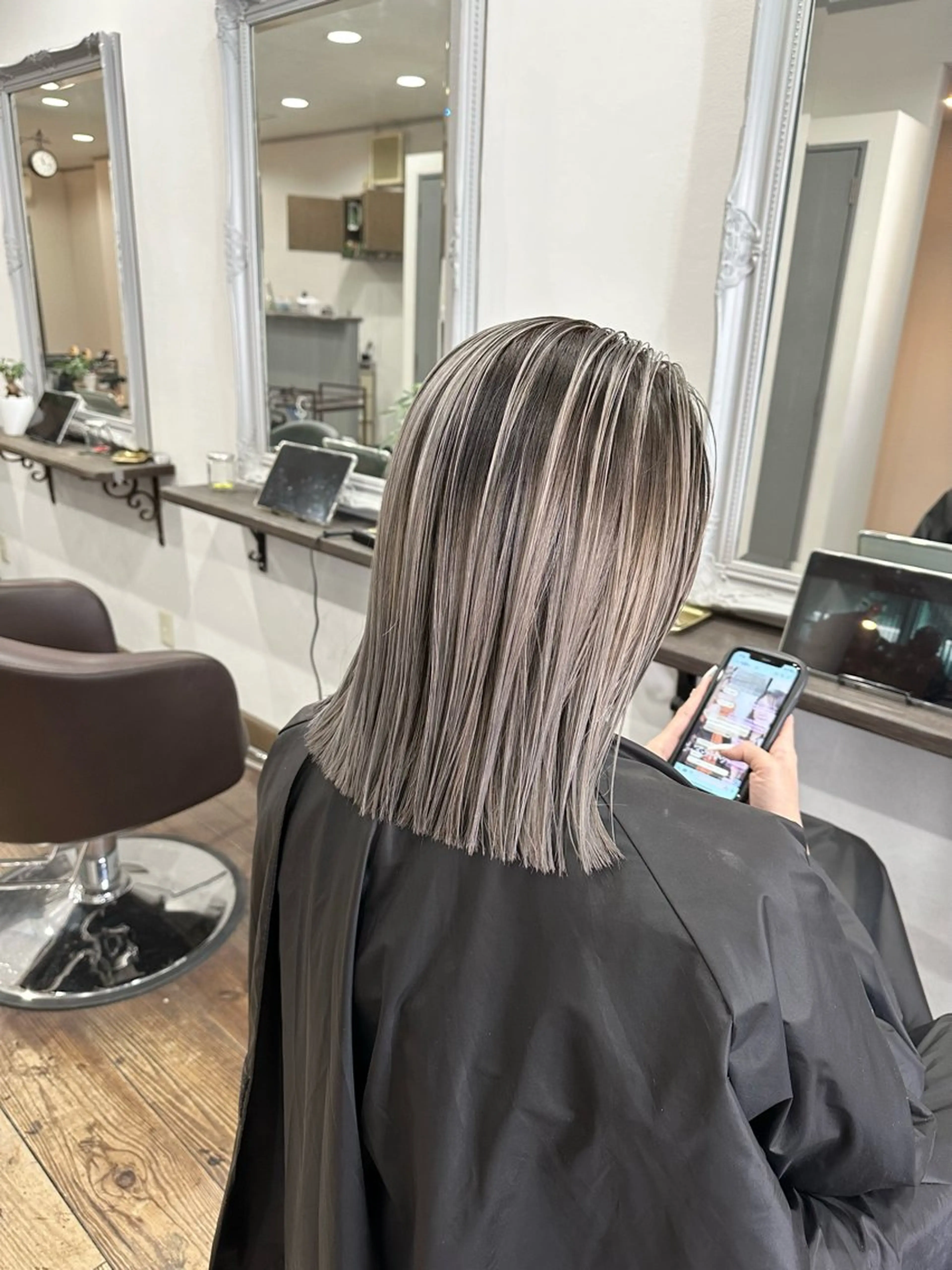 ミディアム レイヤーカット カット ヘアカラー トリートメント _White広島所属・バレイヤージュ 隅中秀弥のヘアスタイル