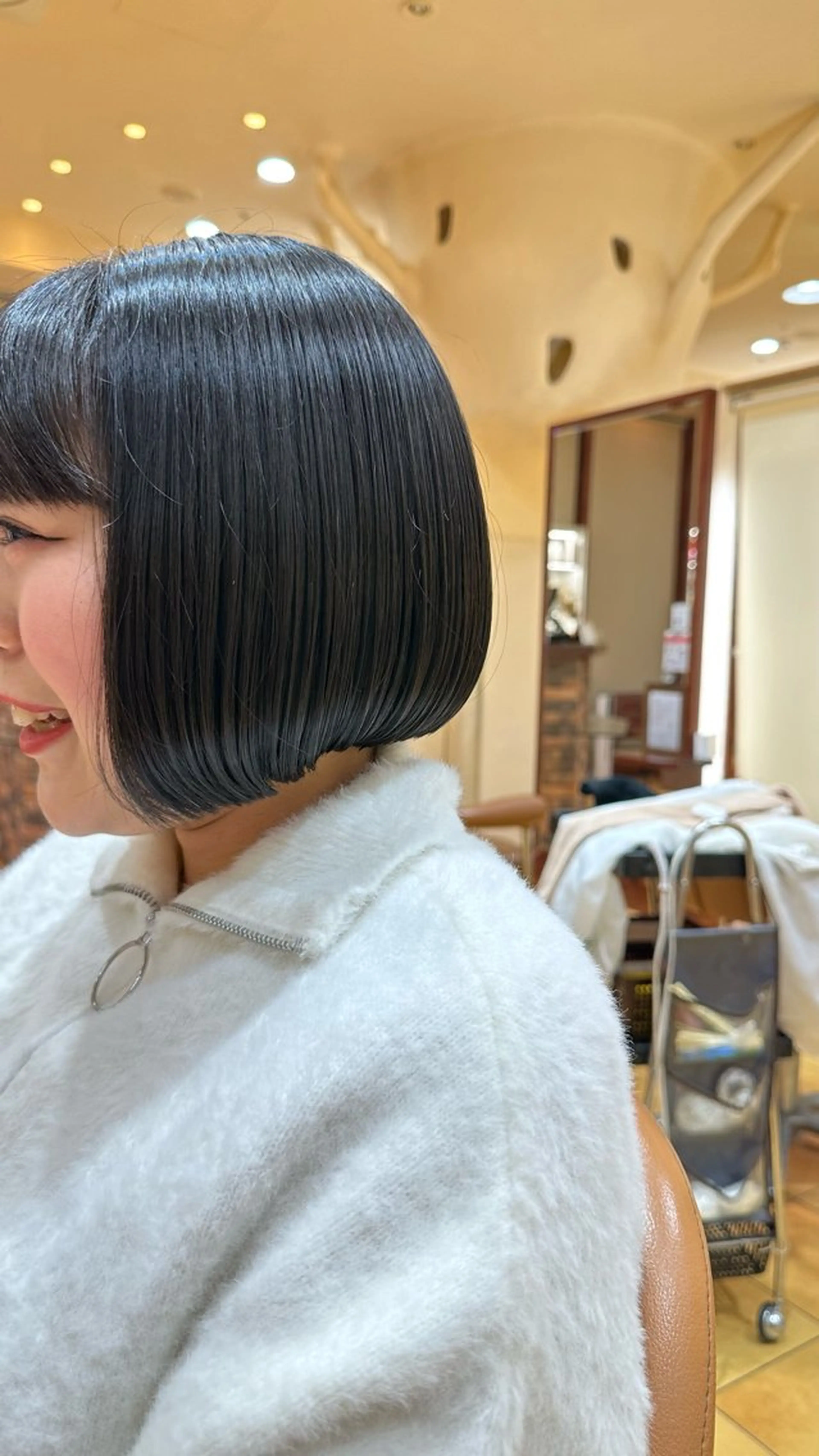 ミディアム とうい/パーマボブ/ くせ毛/丸みボブのヘアスタイル