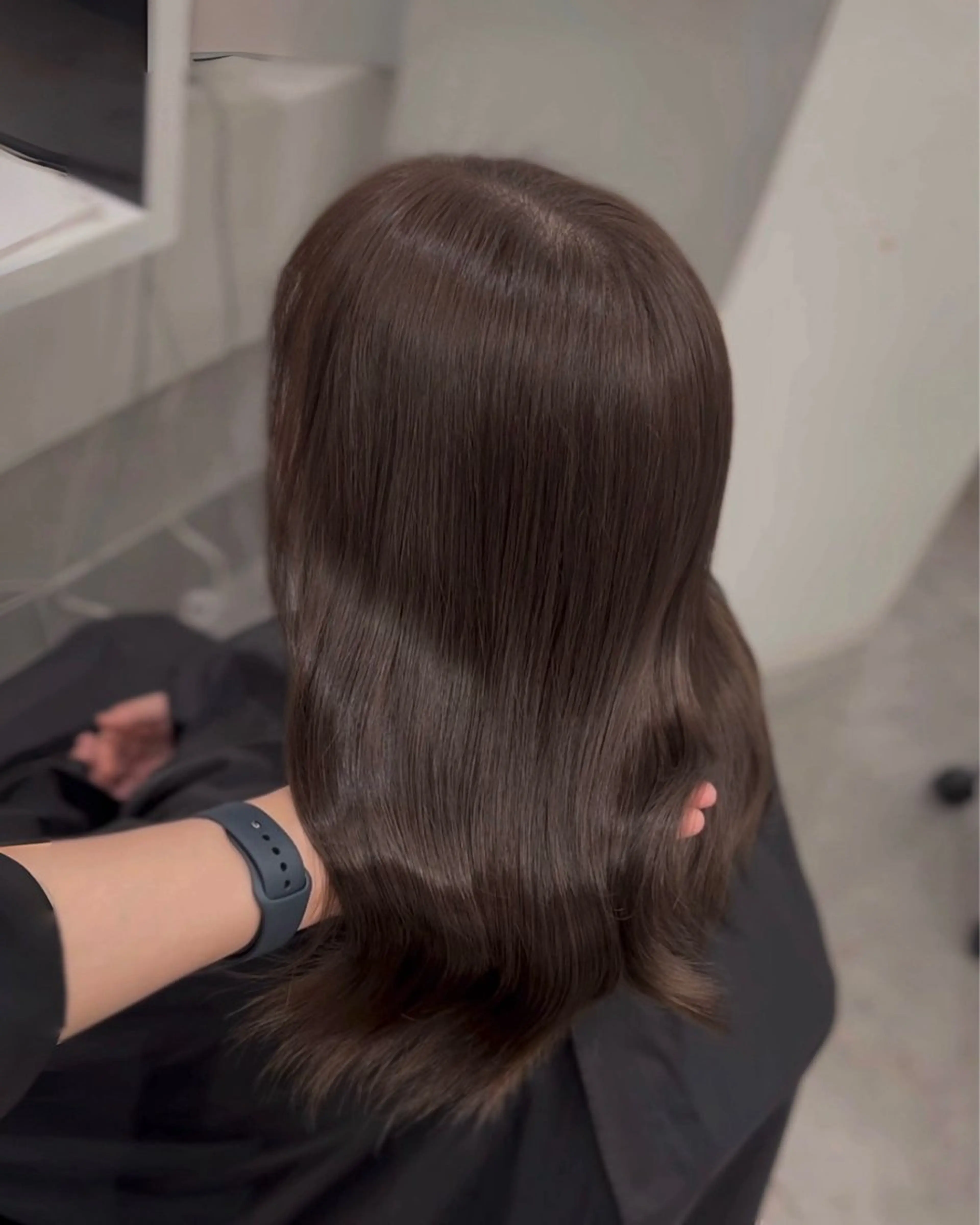 ロング カラー パーマ アッシュ アッシュグレー アッシュグレージュ ベージュカラー ブリーチ カット ヘアカラー トリートメント ブリーチなし/ ベージュ/akiraのヘアスタイル