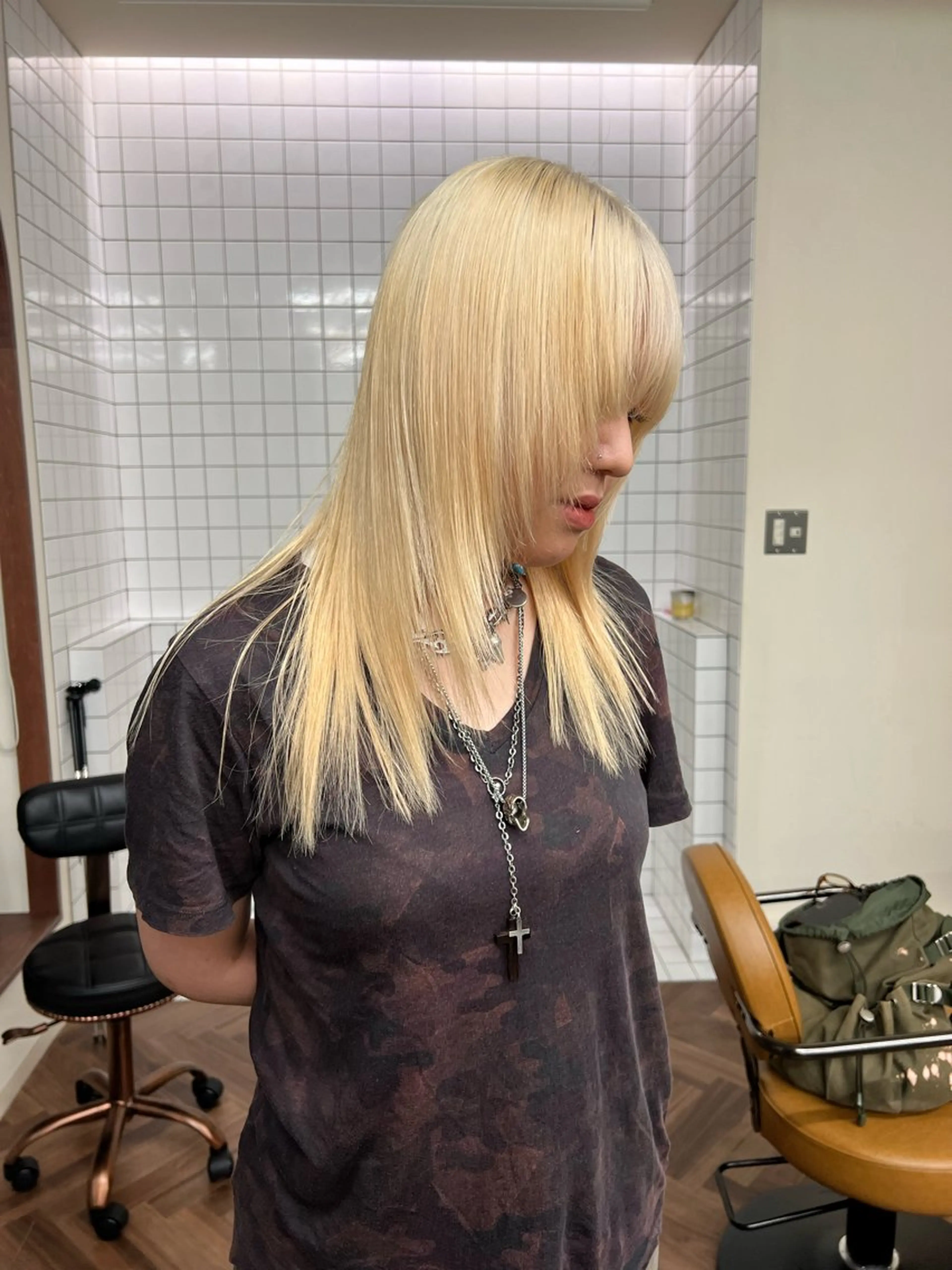 ミディアム カラー アッシュ アッシュブラウン ブリーチ ブラウンカラー ケアブリーチ カット ヘアカラー トリートメント ニュアンスレイヤー ハイトーンカラーのヘアスタイル
