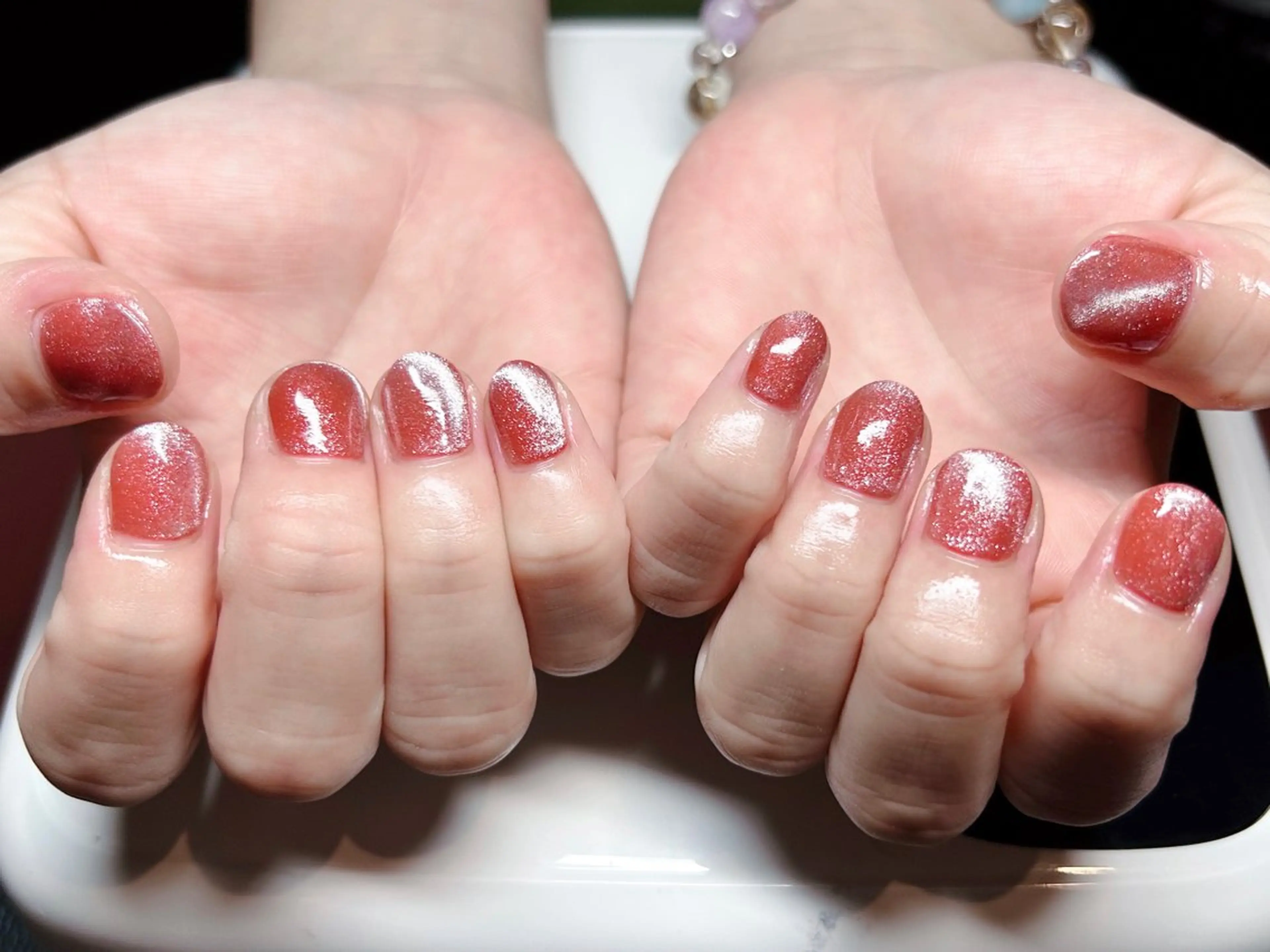 ネイル マグネットネイル 赤色 ハンドネイル Bar CLAN -Nail-所属・AMUCI NAIL Shihomiのネイルデザイン