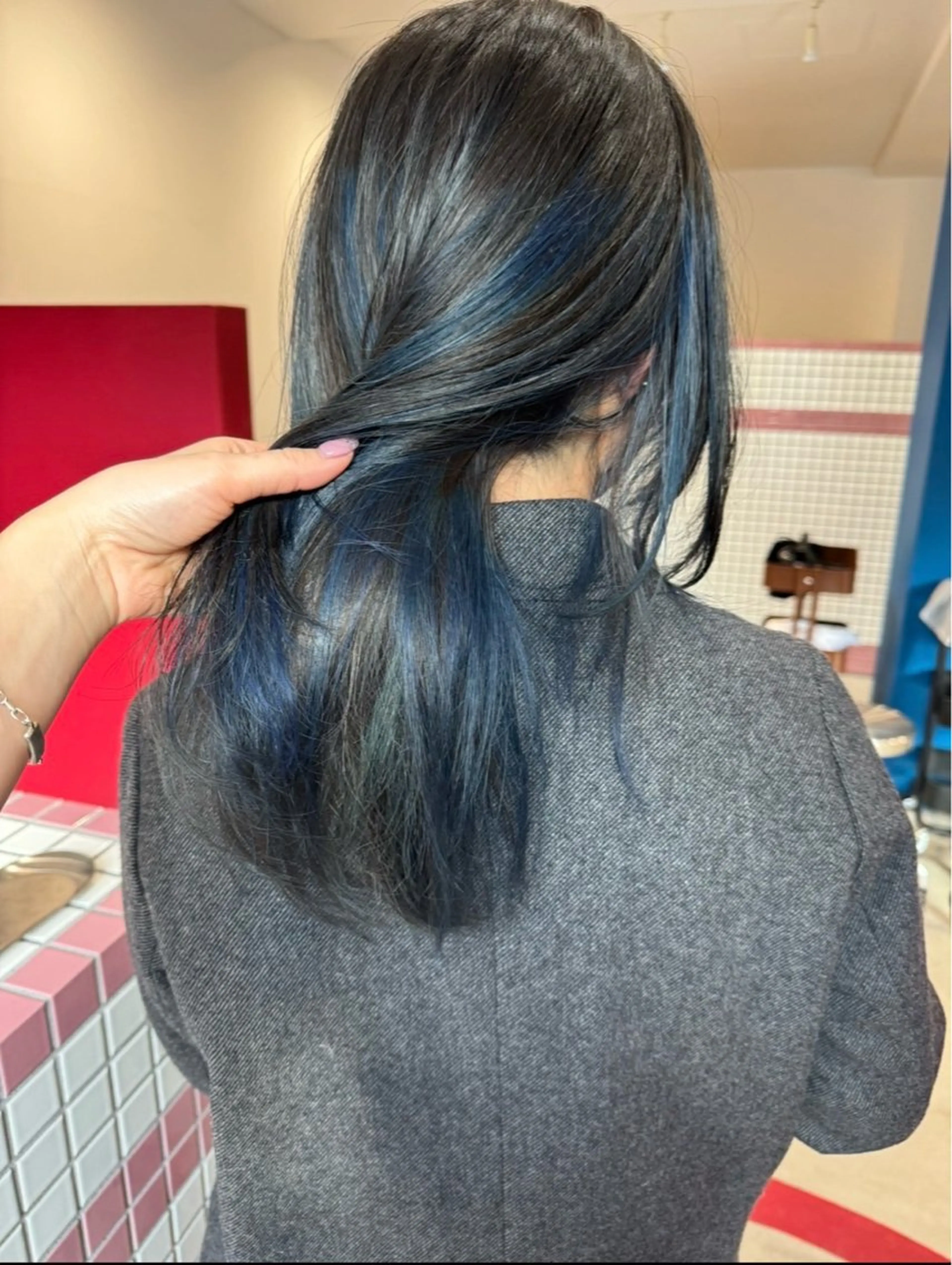 ミディアム ハイライト 室屋 鈴音のヘアスタイル