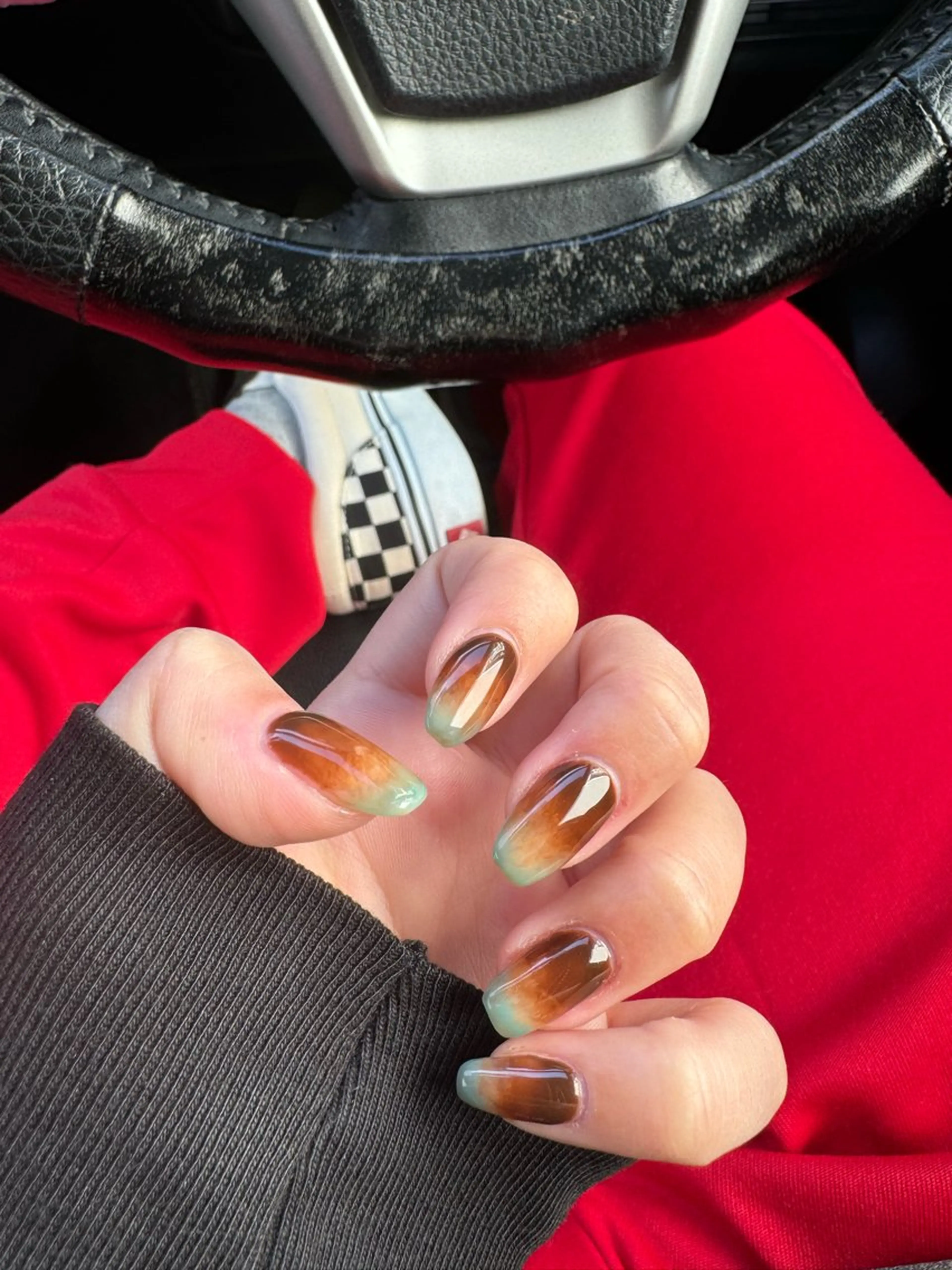 ネイル ブラウン グラデーション グリーン ニュアンスネイル CALMIA.,eyelash • eyebrow • wax 2F所属・前田 菜美のネイルデザイン