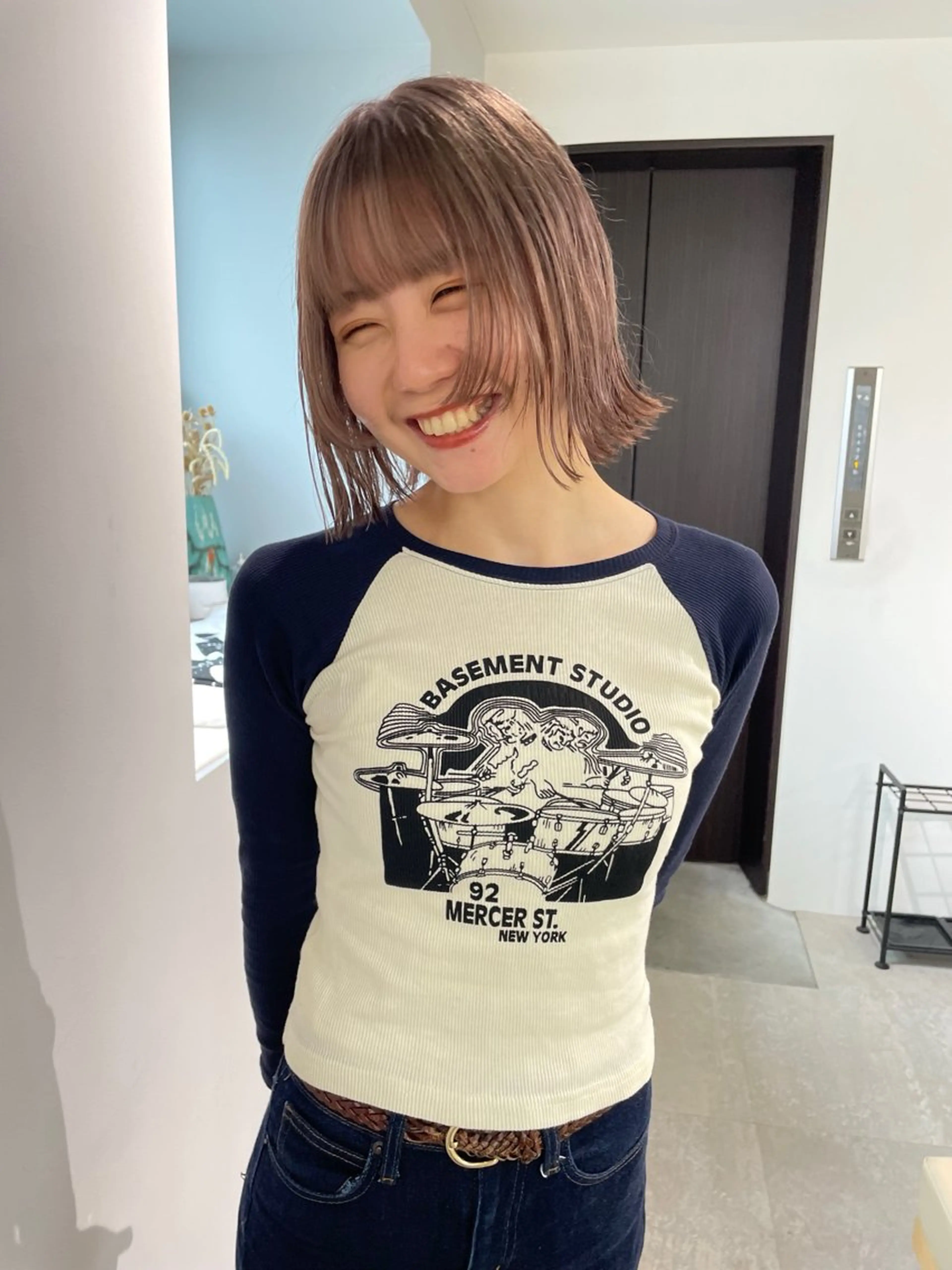 ミディアム カラー ベージュカラー ブリーチ ケアブリーチ ダブルカラー グレージュ ヘアカラー トリートメント MIU/ルーツカラー ボブ/顔周りレイヤーのヘアスタイル