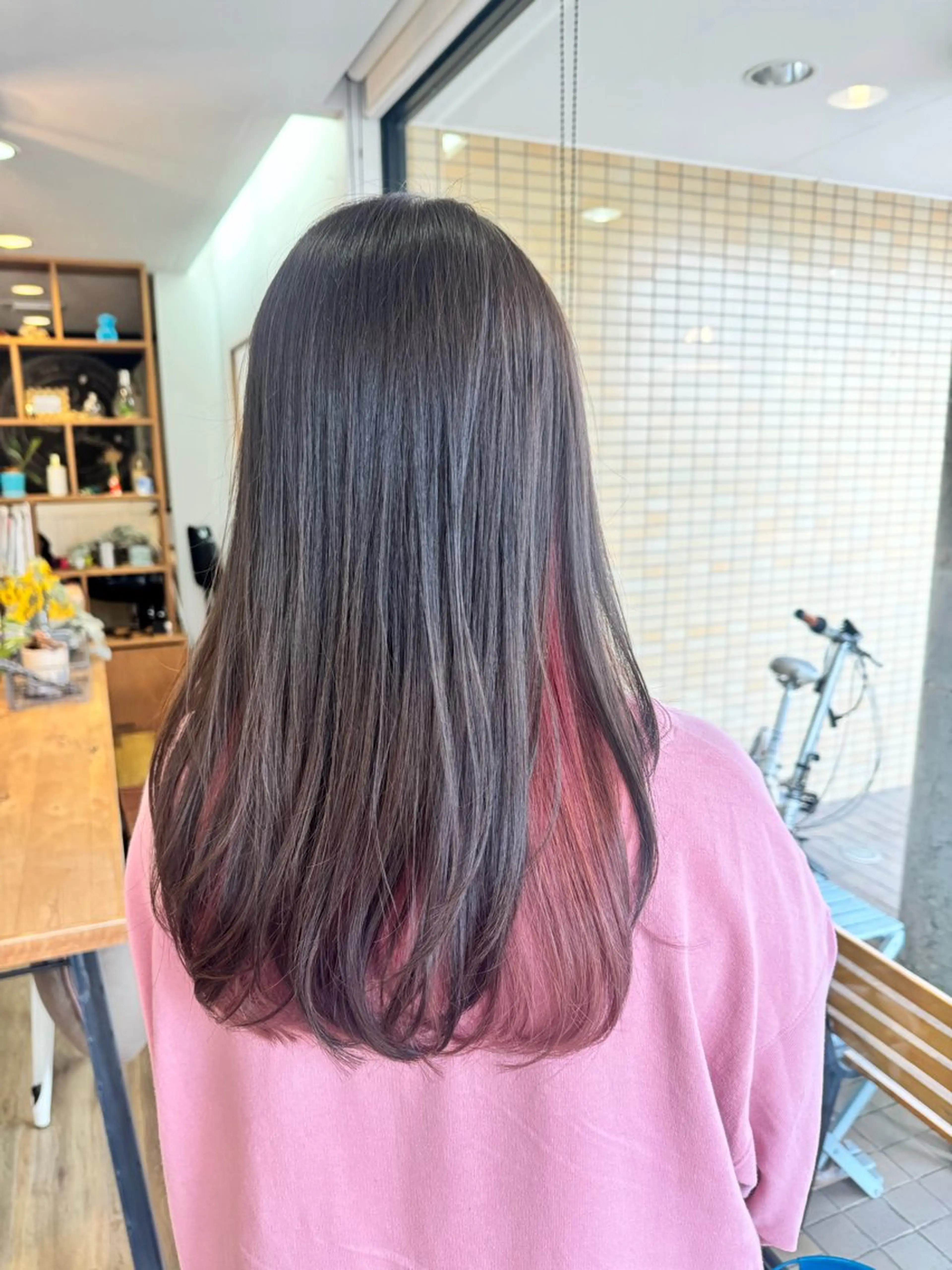ロング カラー アッシュ ピンクカラー ヘアカラー トリートメント ツキダテ ユイのヘアスタイル