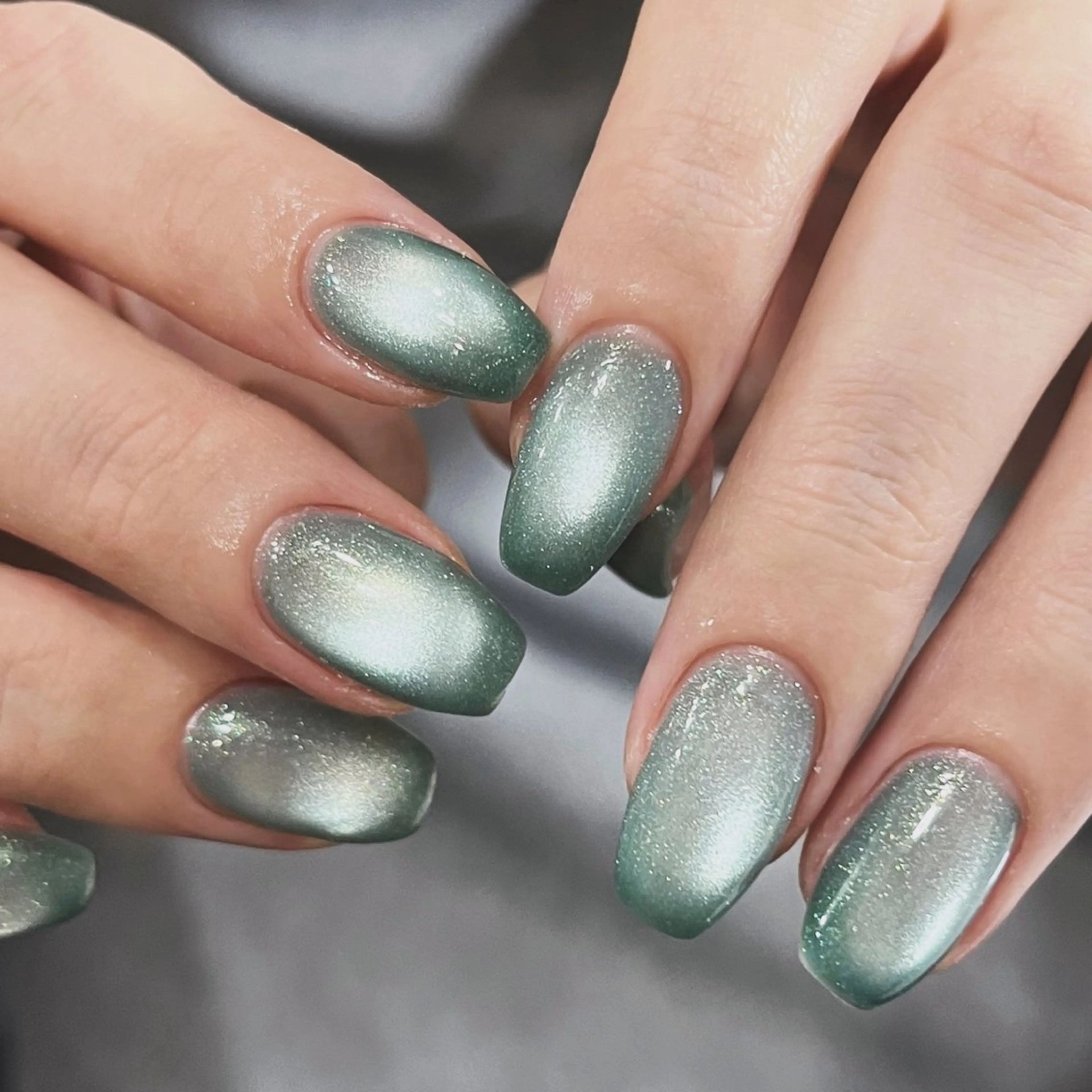ネイル グリーン キラキラネイル 水色 マグネットネイル ハンドネイル ハンドケア 🎀NAIL🎀 AI🪄︎︎◝✩のネイルデザイン