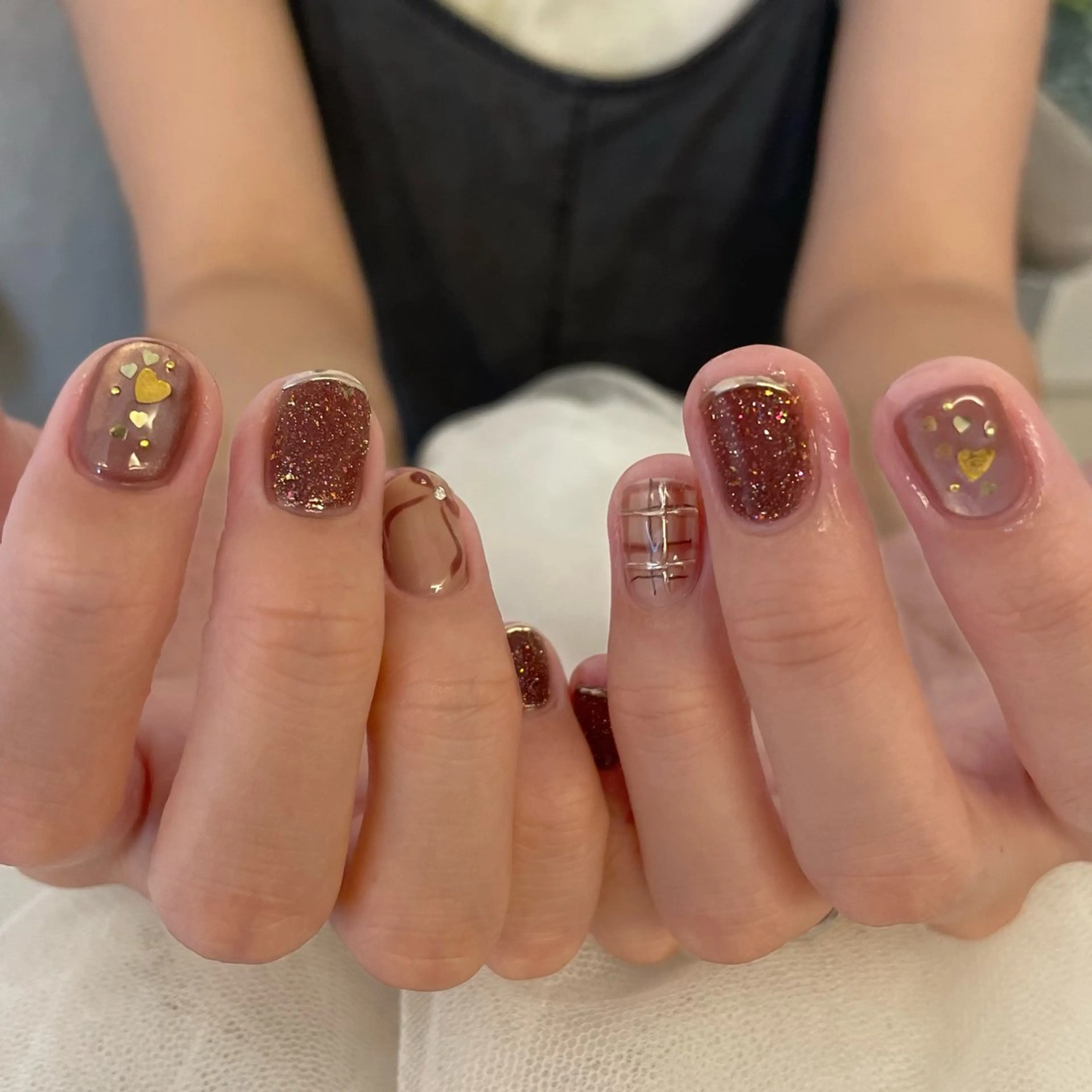 ネイル ブラウン キラキラネイル ハンドネイル Agapi所属・Agapi💐 momoのネイルデザイン