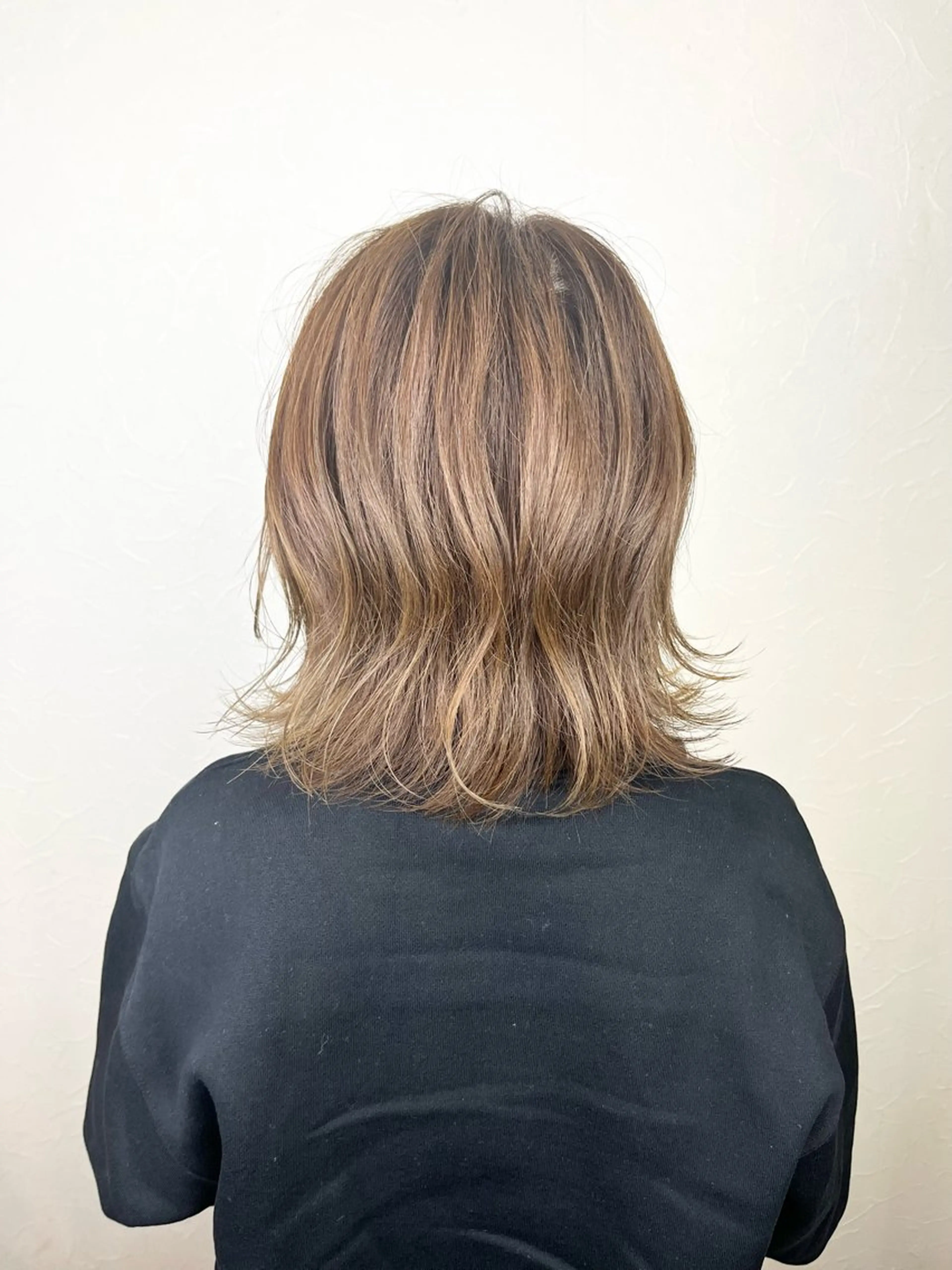 ミディアム トモタニ ミオのヘアスタイル