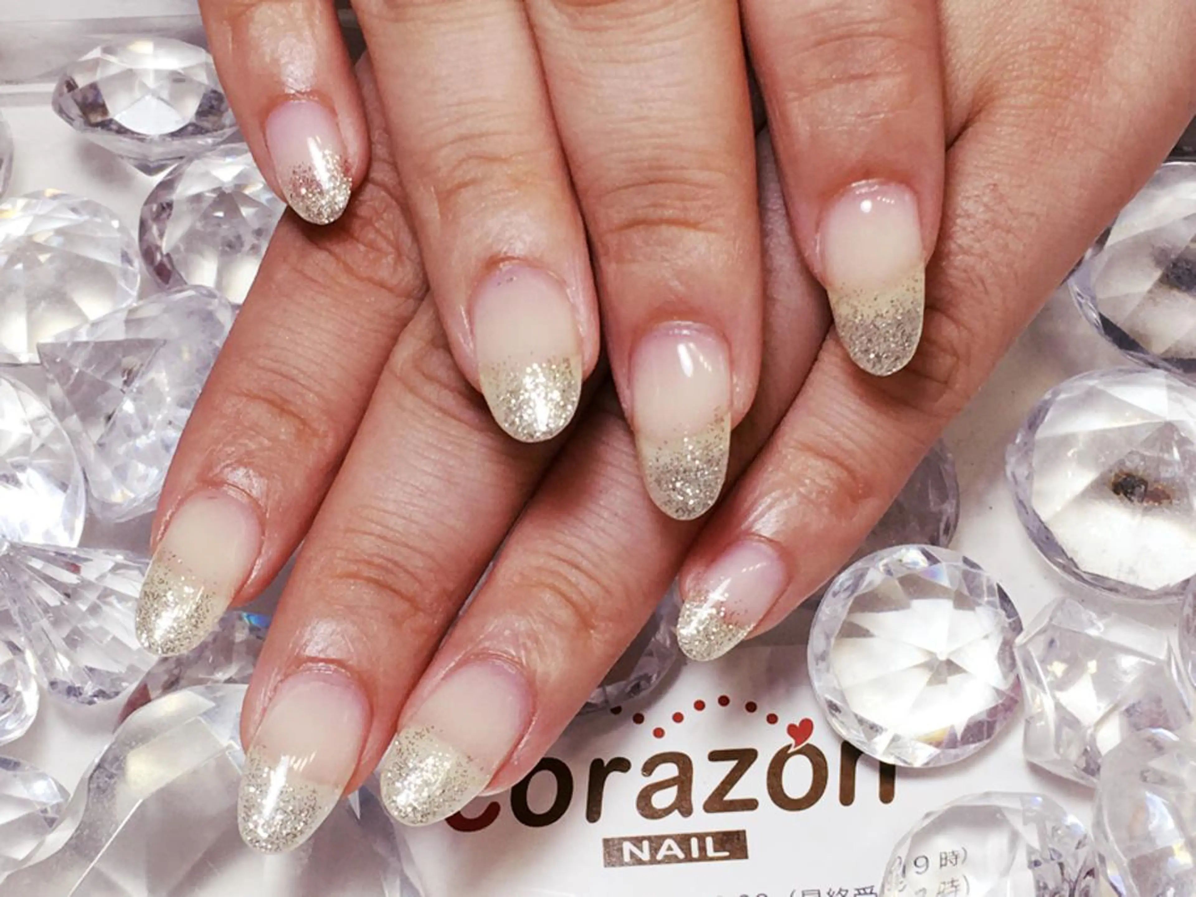 ネイル 長さ出し ジェルネイル ゴールド グラデーション ラメ(グリッター) ハンドネイル corazon所属・ネイリスト aicoのネイルデザイン